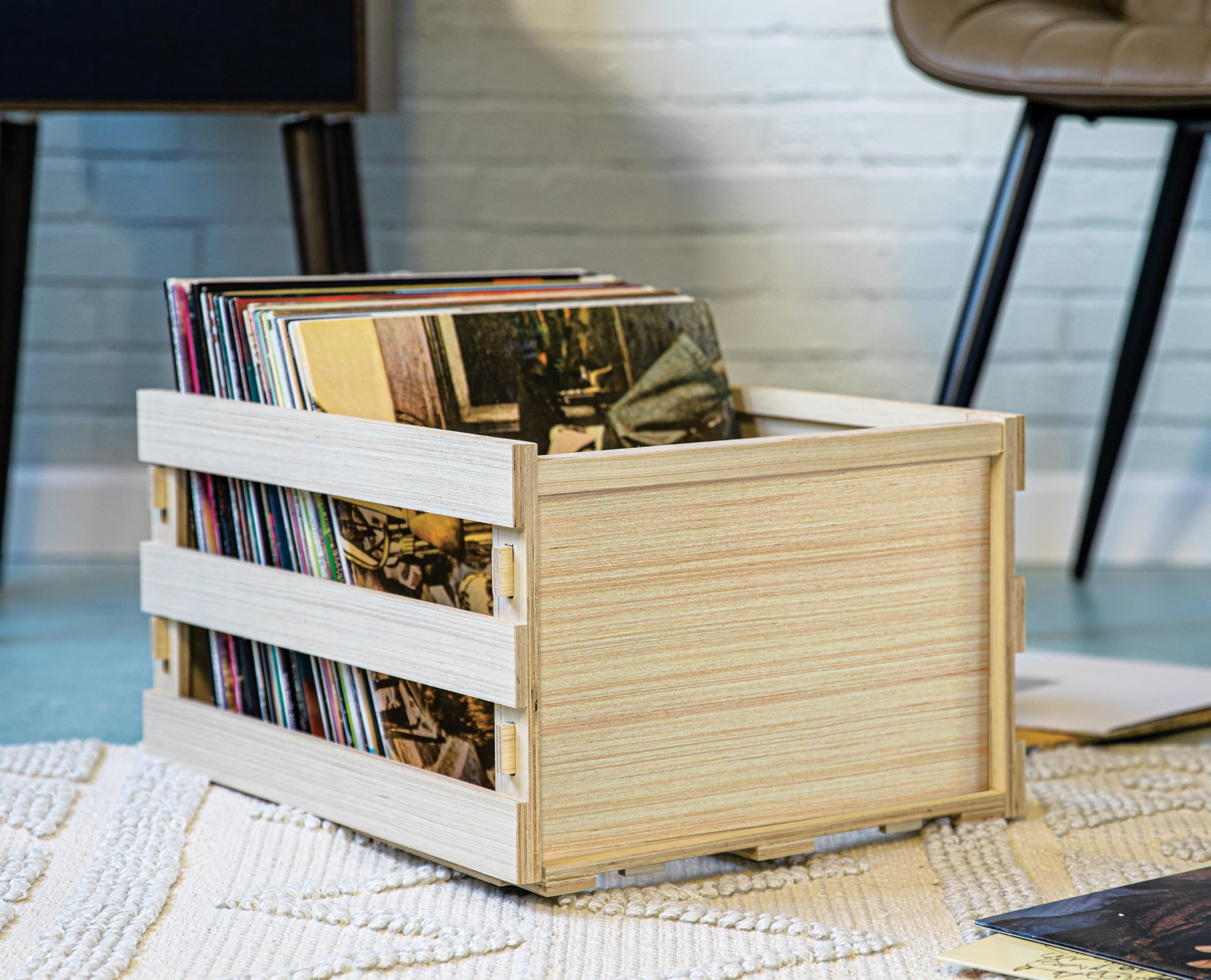 Crosley AC1050A-BB - Caja de almacenamiento de discos de vinilo de madera para hasta 75 álbumes, organizador portátil con asas, color natural