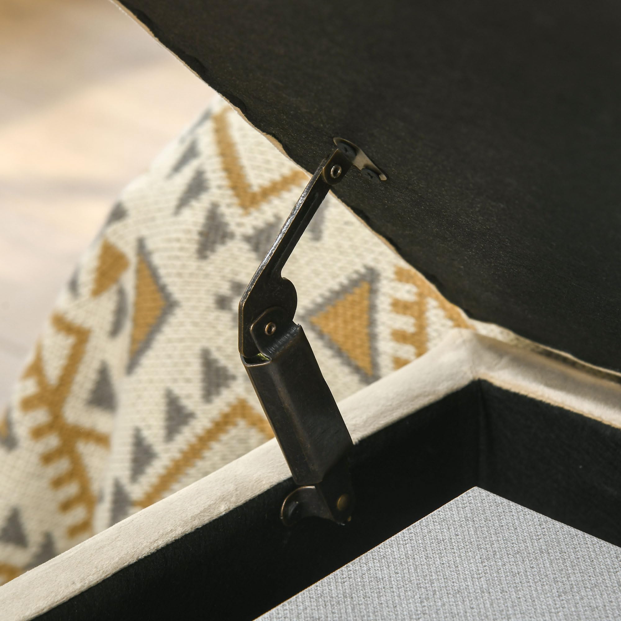 HOMCOM Sitzbank mit Stauraum Klappdeckel Sitztruhe Beige 110 x 44 x 49 cm | Gepolstert, Samtoptik, Polsterbank, Bettbank, Truhenbank mit Stahlbeine, Für Wohnzimmer, Schlafzimmer