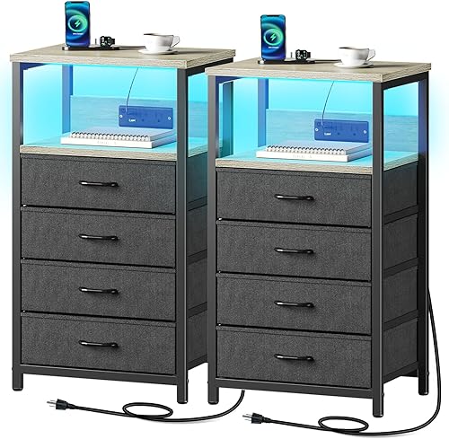 Seventable Mesita de noche con estación de carga, mesita de noche alta con 4 cajones de almacenamiento de tela, mesa auxiliar con luz LED para