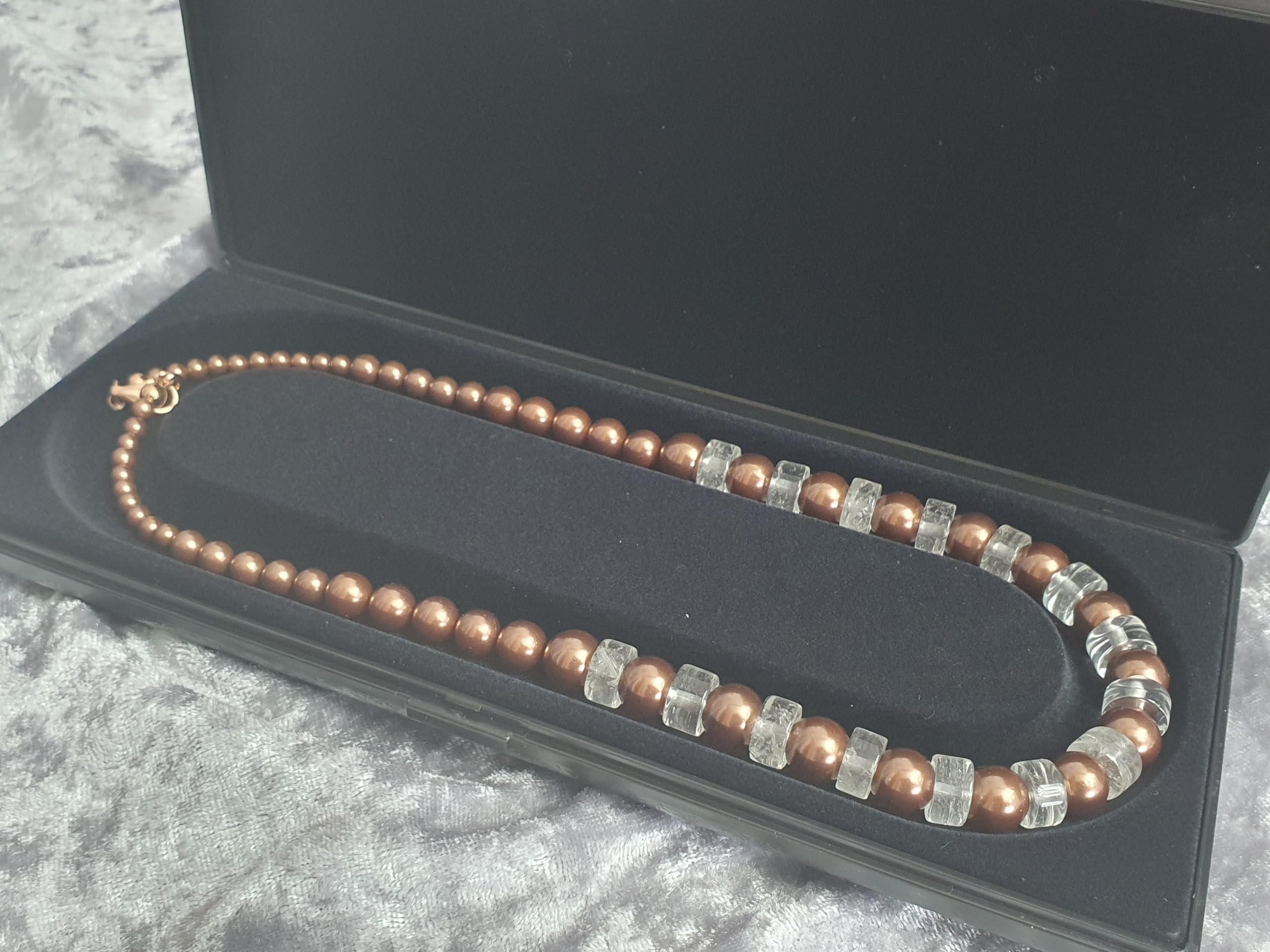 Generisch IohanaSchmuck Collier aus Edelsteinen, Bergkristall-Halskette mit Muschelkernperlen Bronze und Silberelementen, handmade in Munich, handgemacht