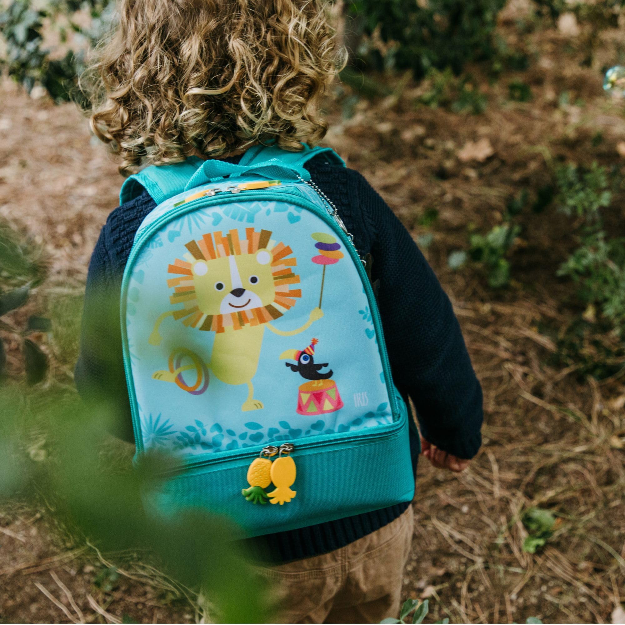 Iris Barcelona Mochila Infantil 2 en 1 con Nevera Termoinsulada – Diseño de León – Bolsa de Almuerzo para Niños con Asa Ajustable y Llavero – Ideal para Guardería, Excursiones, Playa y Vuelta al Cole