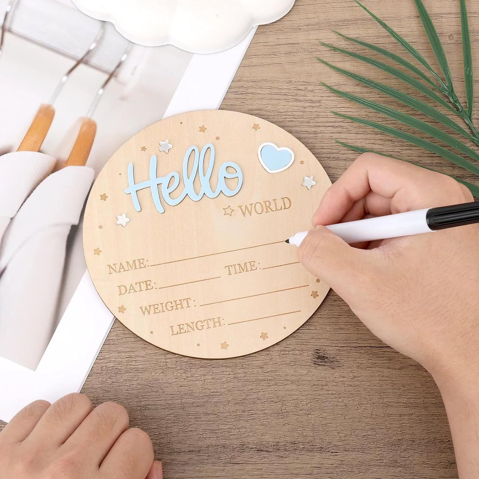 Plaque Annonce Bébé « Bonjour Monde » en Bois Bleu, Carte du Monde pour Pronostic de Naissance, Accessoire Décoration Chambre Bébé pour Baby Shower ou Naissance à l’Hôpital
