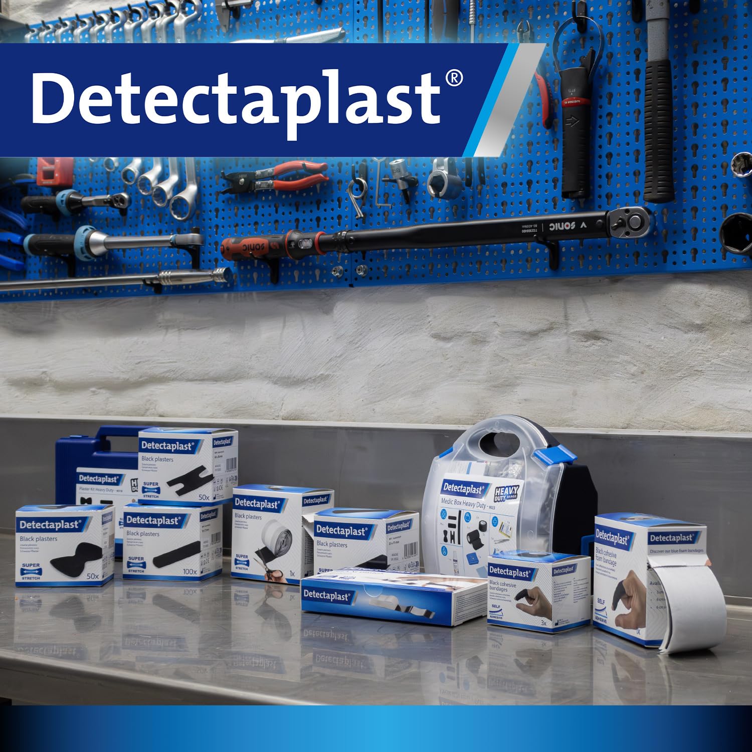 Detectaplast Kit pronto soccorso professionale con cerotti neri resistenti y cerotto spray, ideale per industria, artigiani, ristorazione, officine e uso quotidiano. Valigetta portatile. 86 pezzi