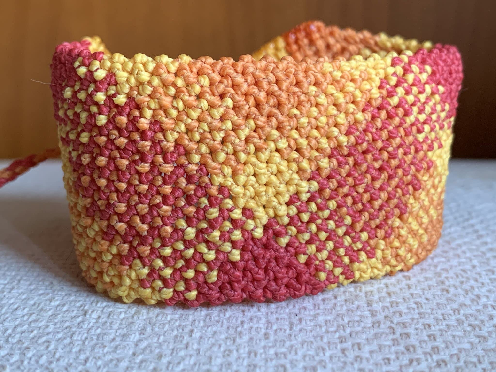Pulsera artesanal chico o chica colores fuego hecha a mano con hilo encerado, cierre ajustable