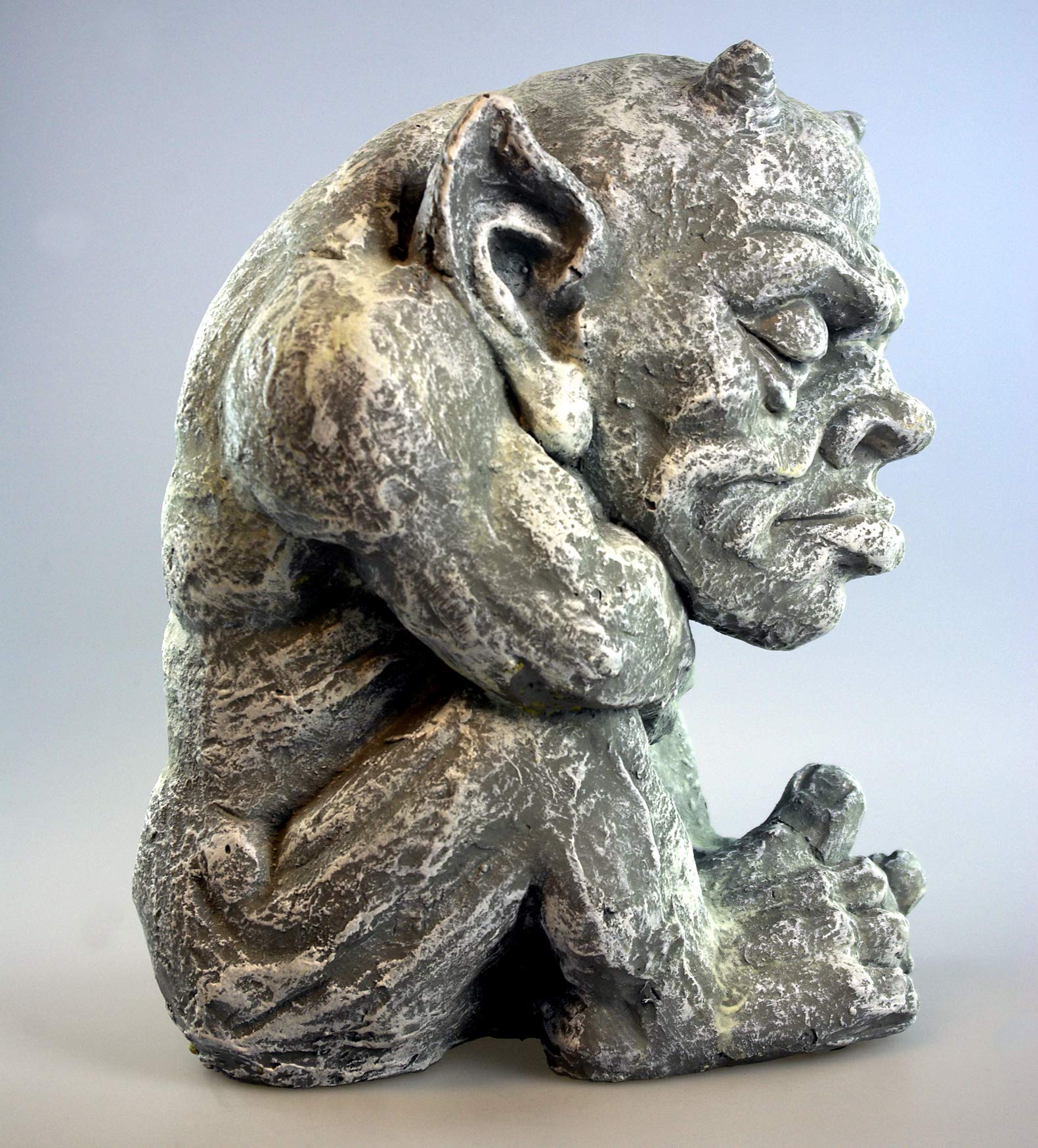 GeKi Trend Leucht Gnom Der Denker denkende Figur Garten frostfest Antik Stein-Optik fluoreszierend 32 cm groß