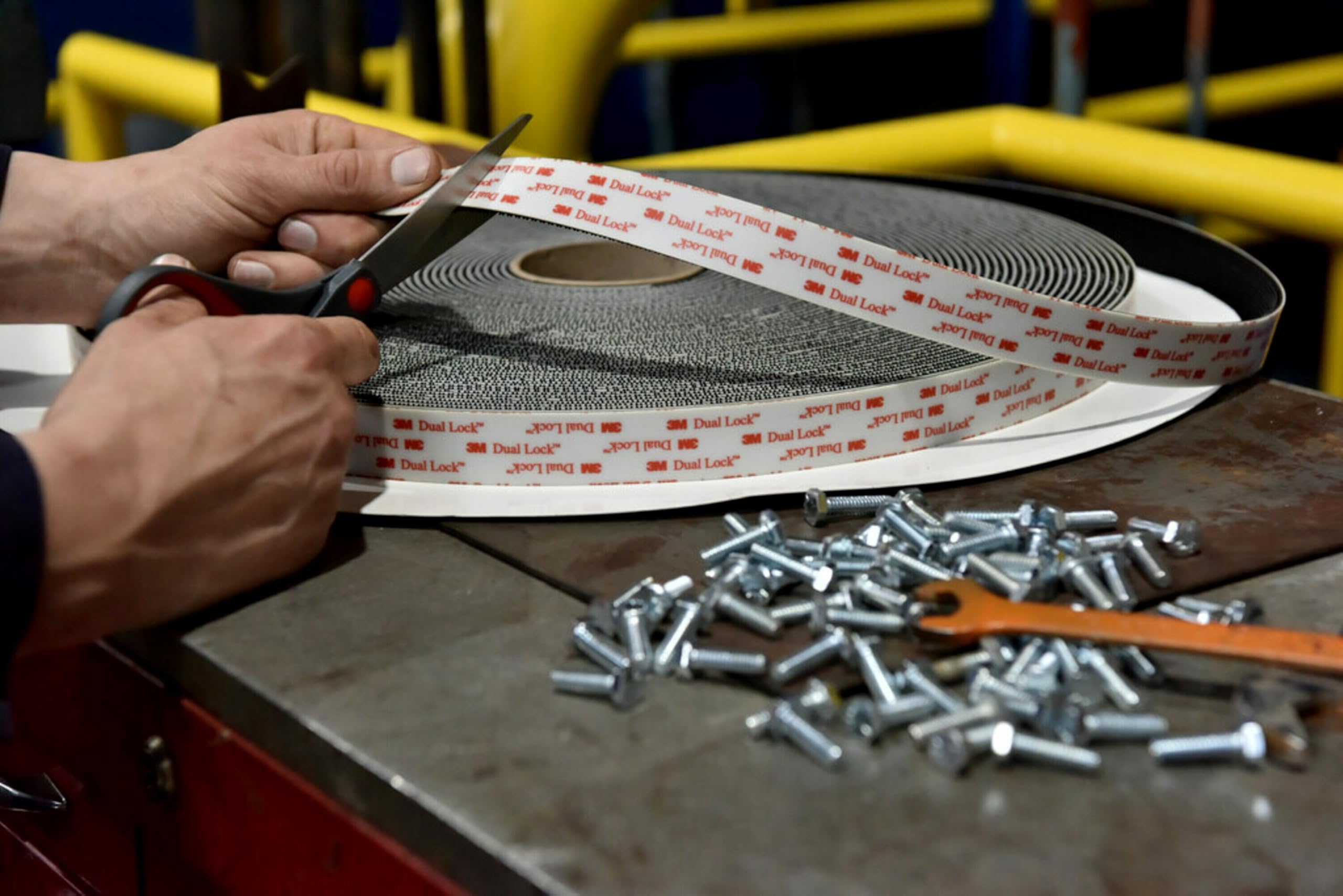 Nastro Adesivo 3M Dual Lock SJ354B - Fissaggio Forte E Rimovibile Per Plastica, 25mm X 2.5m - Foto 5