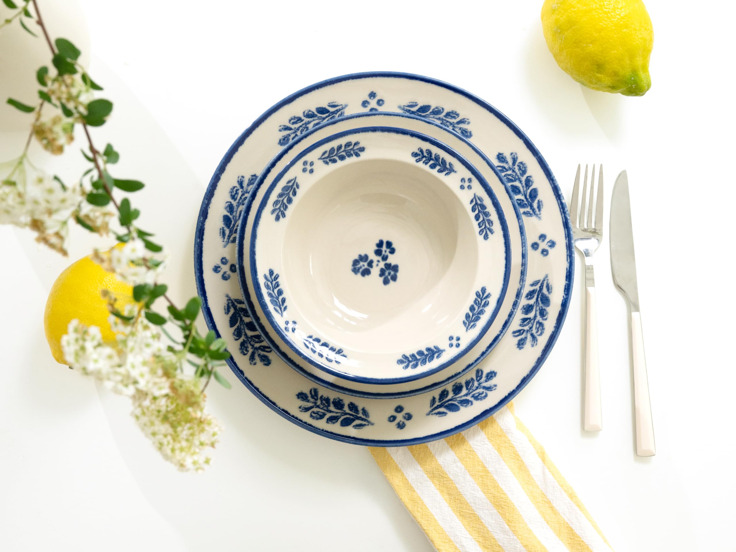 CreaTable, 25391, Serie Rondo Cottage Blue, 12-teiliges Geschirrset für 4 Personen, Tellerset aus Steinzeug, spülmaschinen- und mikrowellengeeignet, Made in Portugal