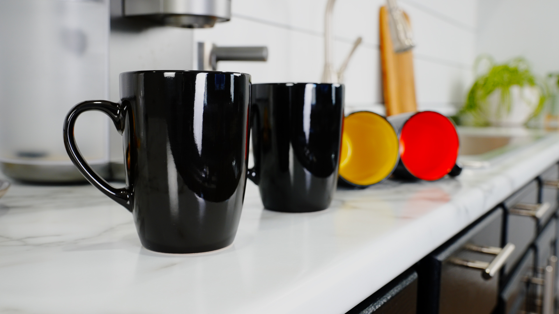 Elanze Designs Set di 4 tazze in ceramica lucida con motivo Color Pop Green Black Esterni, 460 ml