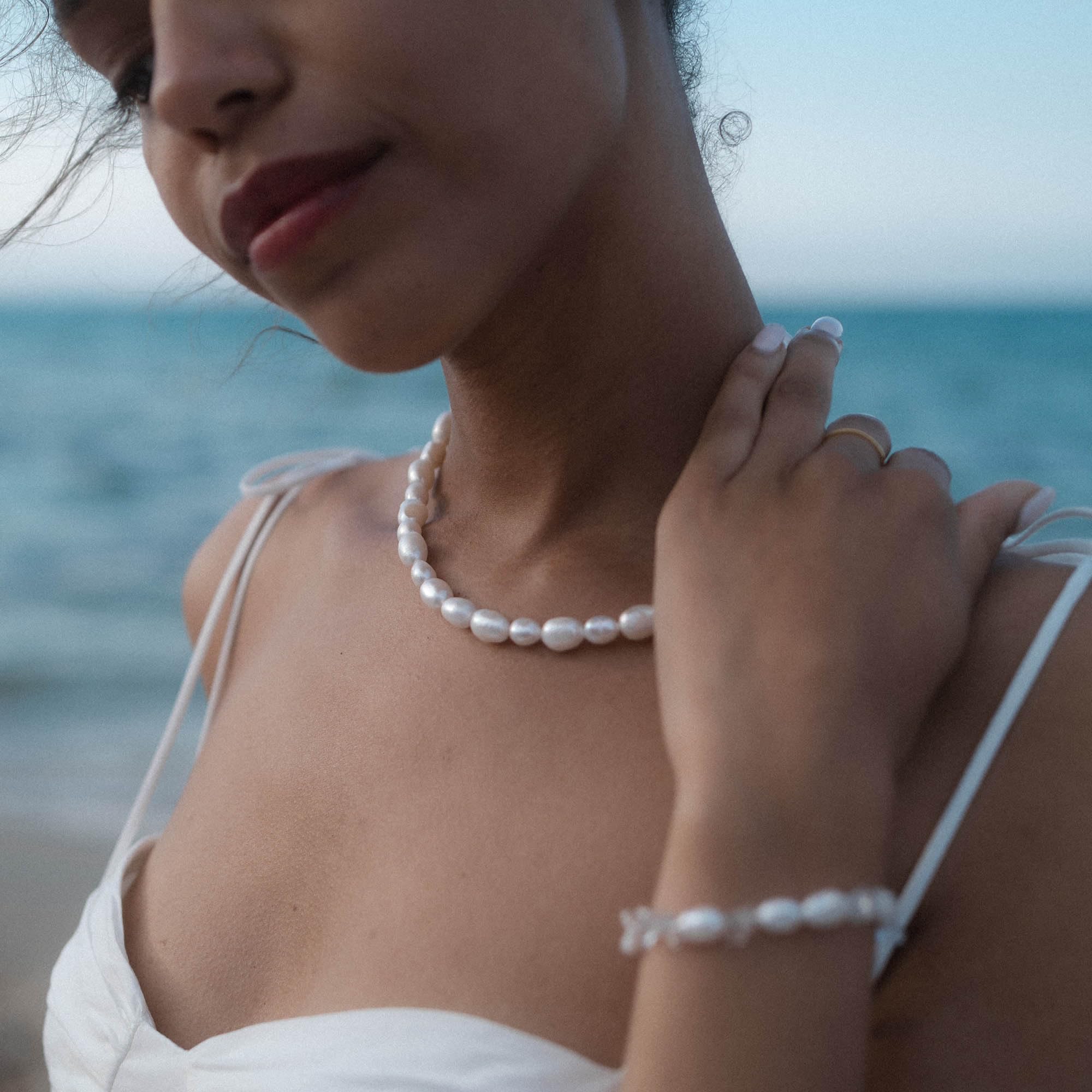Purelei Keshi Moonlight Gold Kette – aus langlebigem Edelstahl – Necklace mit natürlichen Perlen – Verstellbare Länge 40-45 cm - Modeschmuck für deinen individuellen Look – Perlenkette Damen