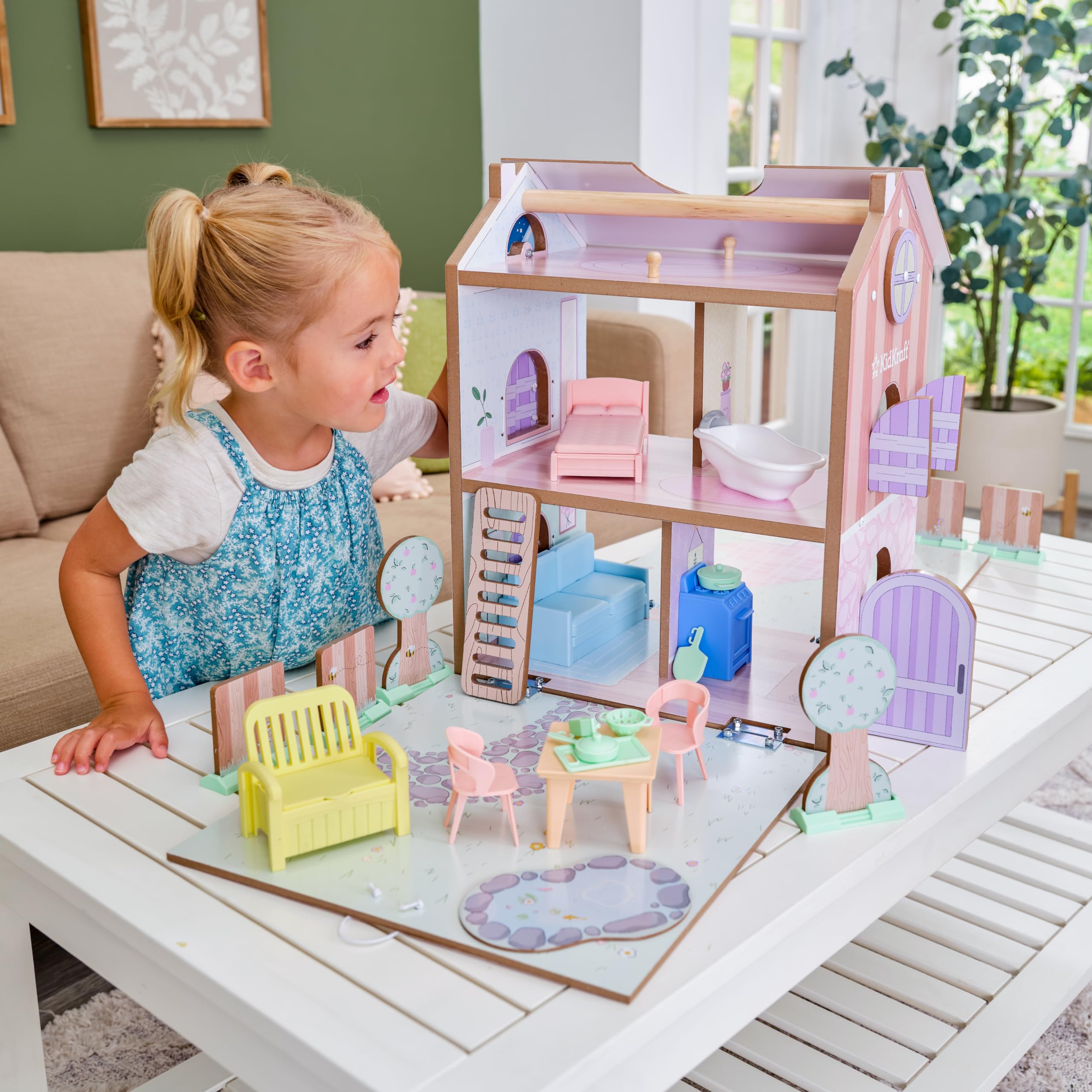 KidKraft Casa delle Bambole in Legno Play & Store Cottage con Accessori e Mobili, Set da Gioco a 3 Piani per Mini Bambole di 12 cm, Giocattolo per Bambini, 20510