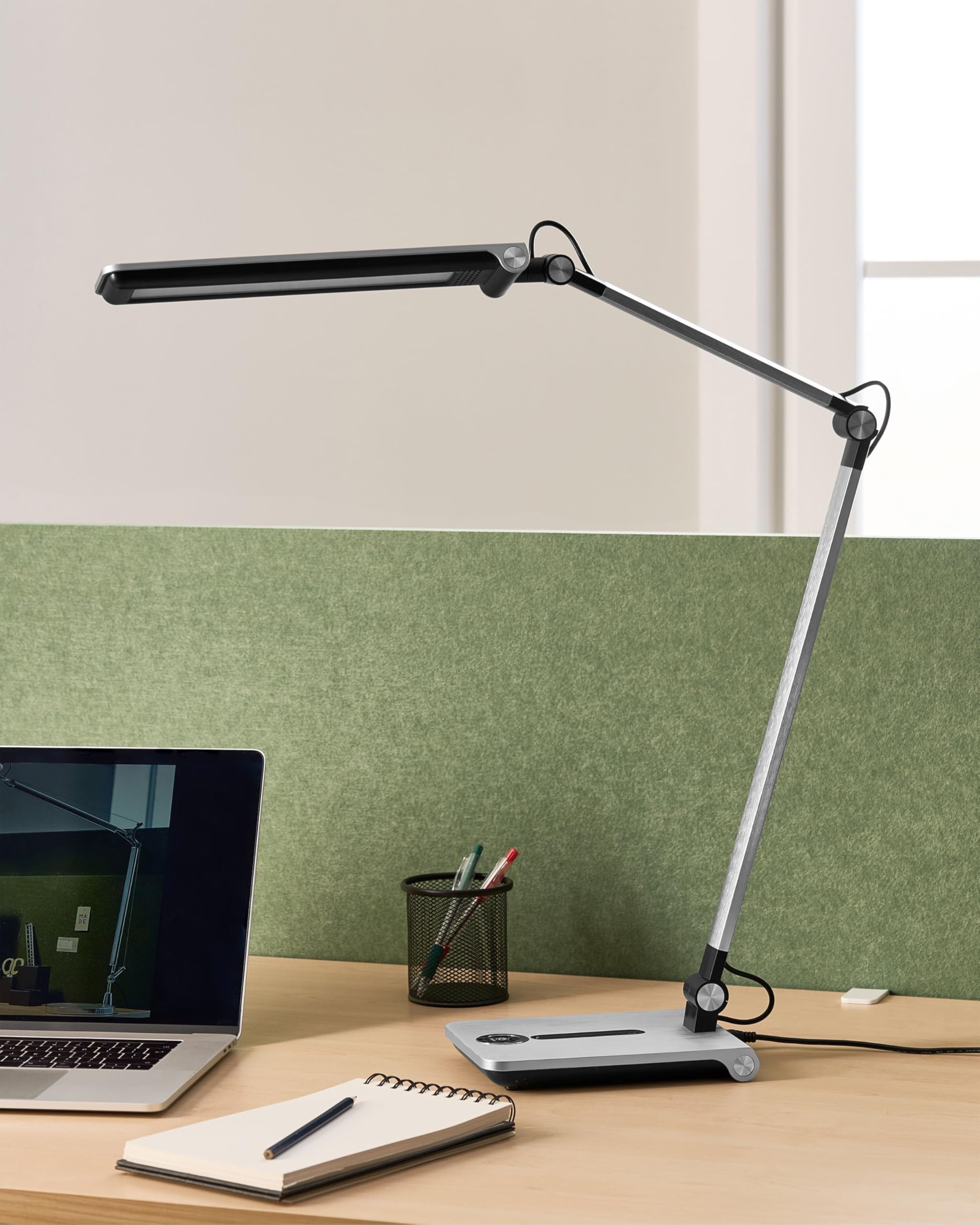Beliani Schreibtischlampe LED silber verstellbar dimmbar modern für Homeoffice Aquila