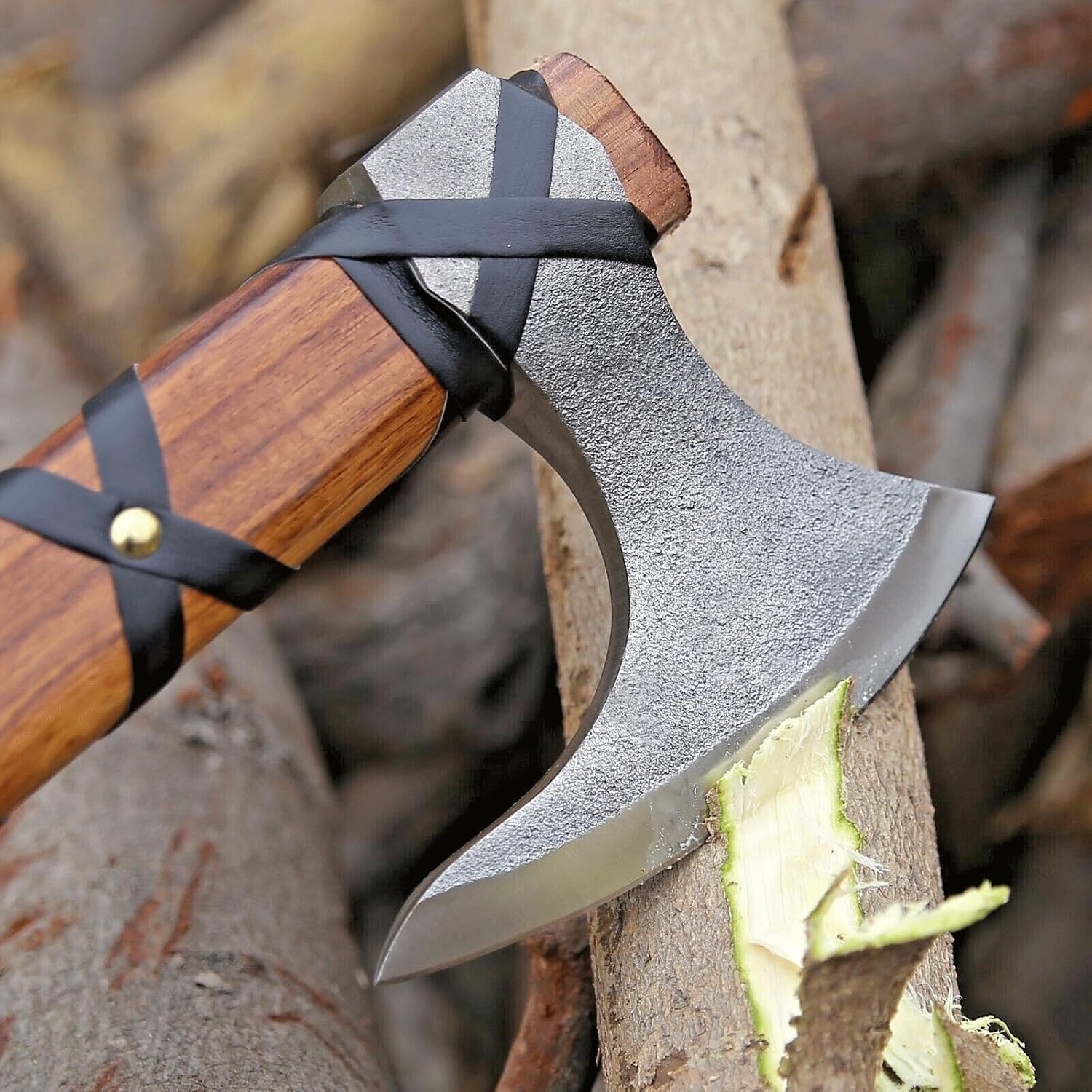 Wikinger Axt Ragnar – Handgeschmiedete Bartaxt aus Carbonstahl mit Rosenholzgriff & Lederscheide - Camping Beil, Outdoor Axt & Sammlerstück, Geschenk für Männer, with Leather Sheath