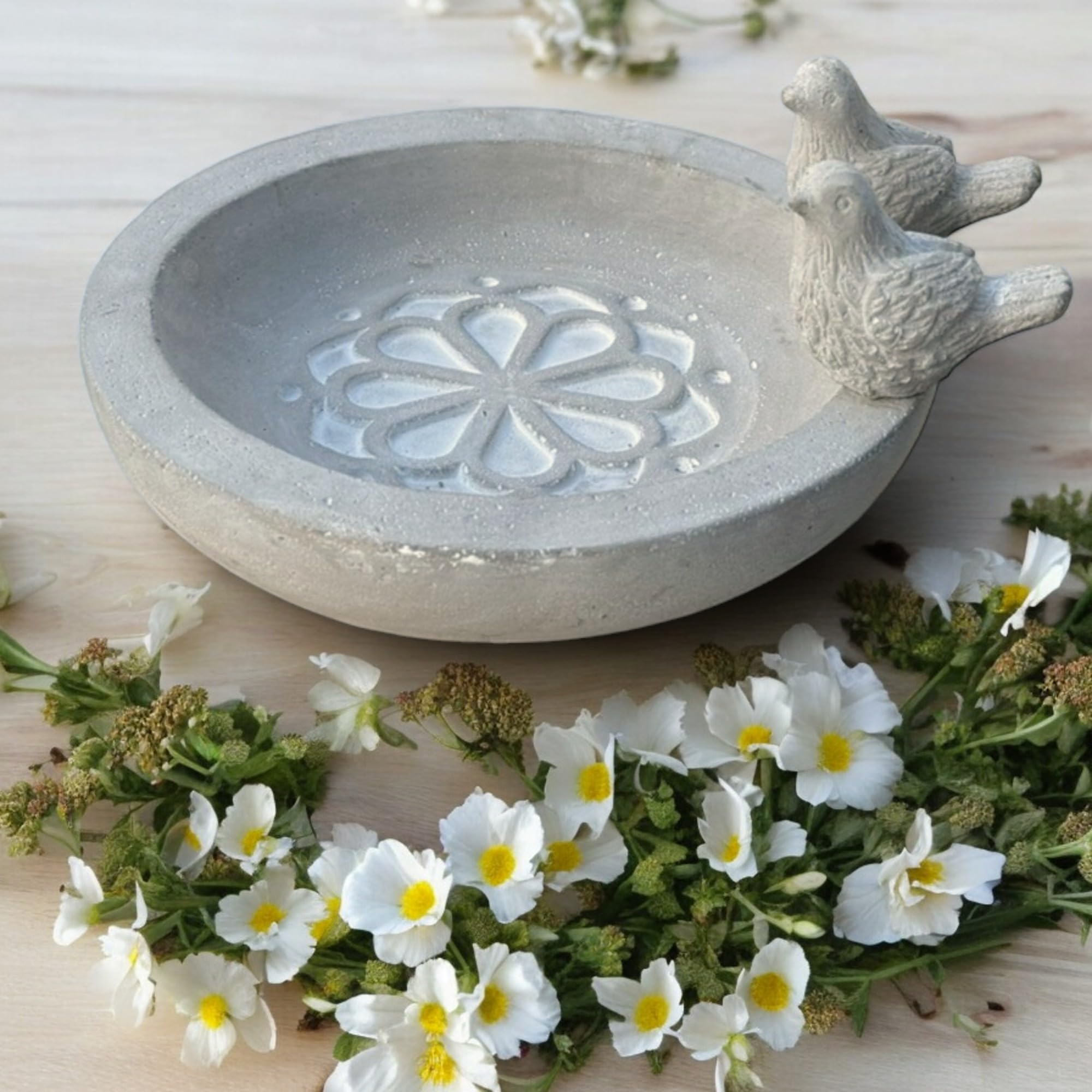 MIJOMA Bain d'oiseaux en ciment, décoration de jardin résistante au gel, pour oiseaux sauvages, bijou de jardin élégant (fleurs et oiseaux)