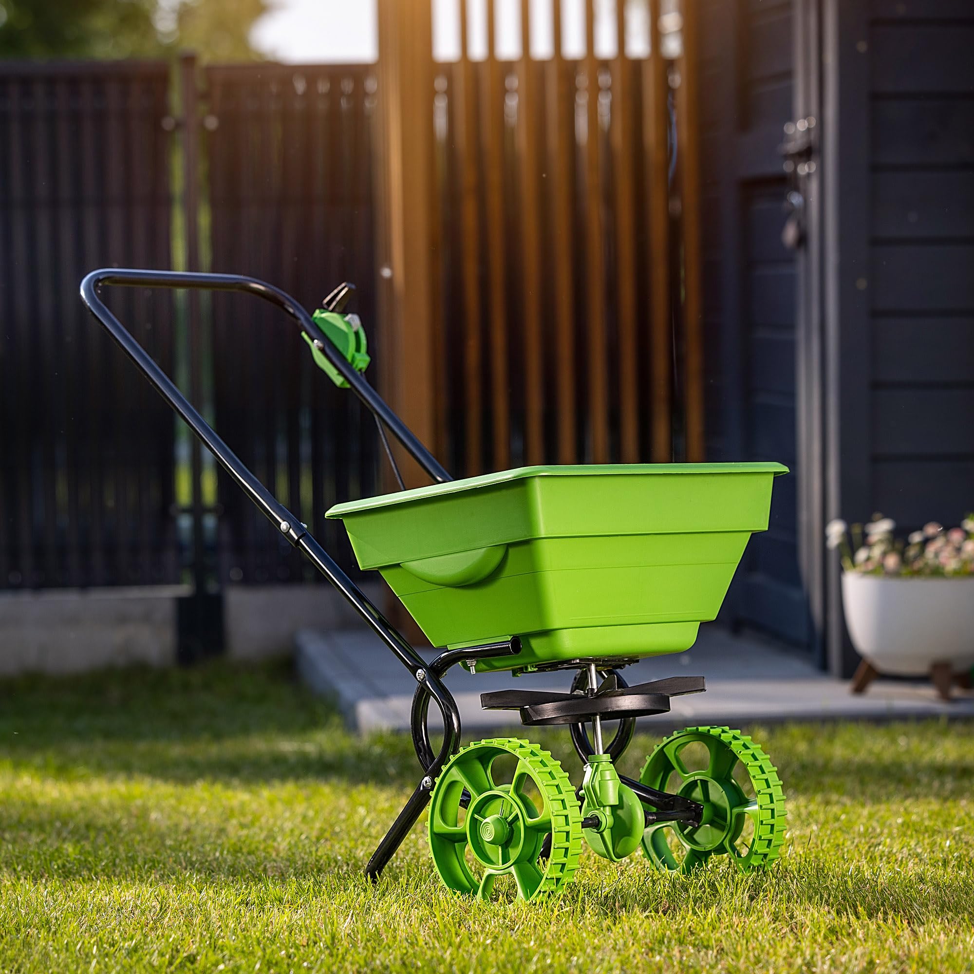 KADAX Carro esparcidor de 15 L con ruedas, esparcidor de abono, salero y esparcidor de semillas para jardín y servicio de invierno, para sal de carretera y fertilizante para césped