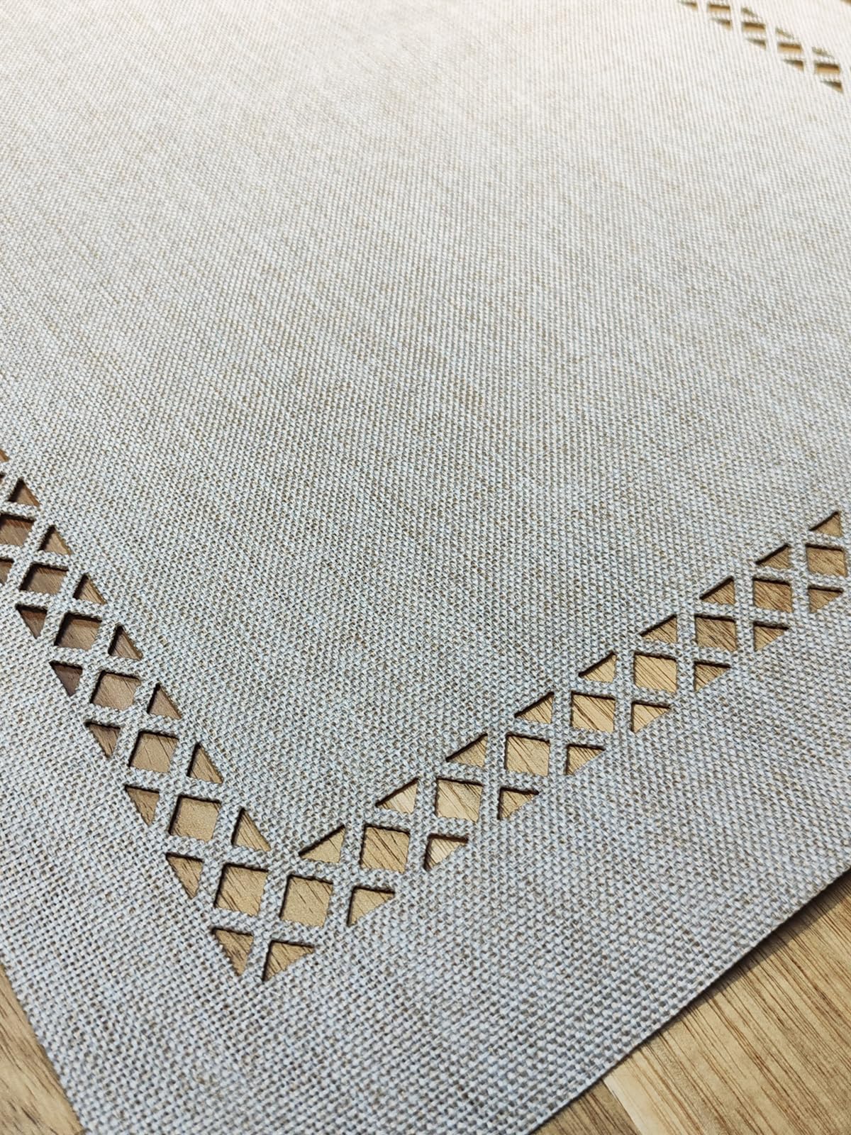 Juego de 4 manteles individuales para mesa de comedor, manteles individuales con borde hueco, manteles individuales para mesa de comedor de 12 x 18 pulgadas, color blanco roto