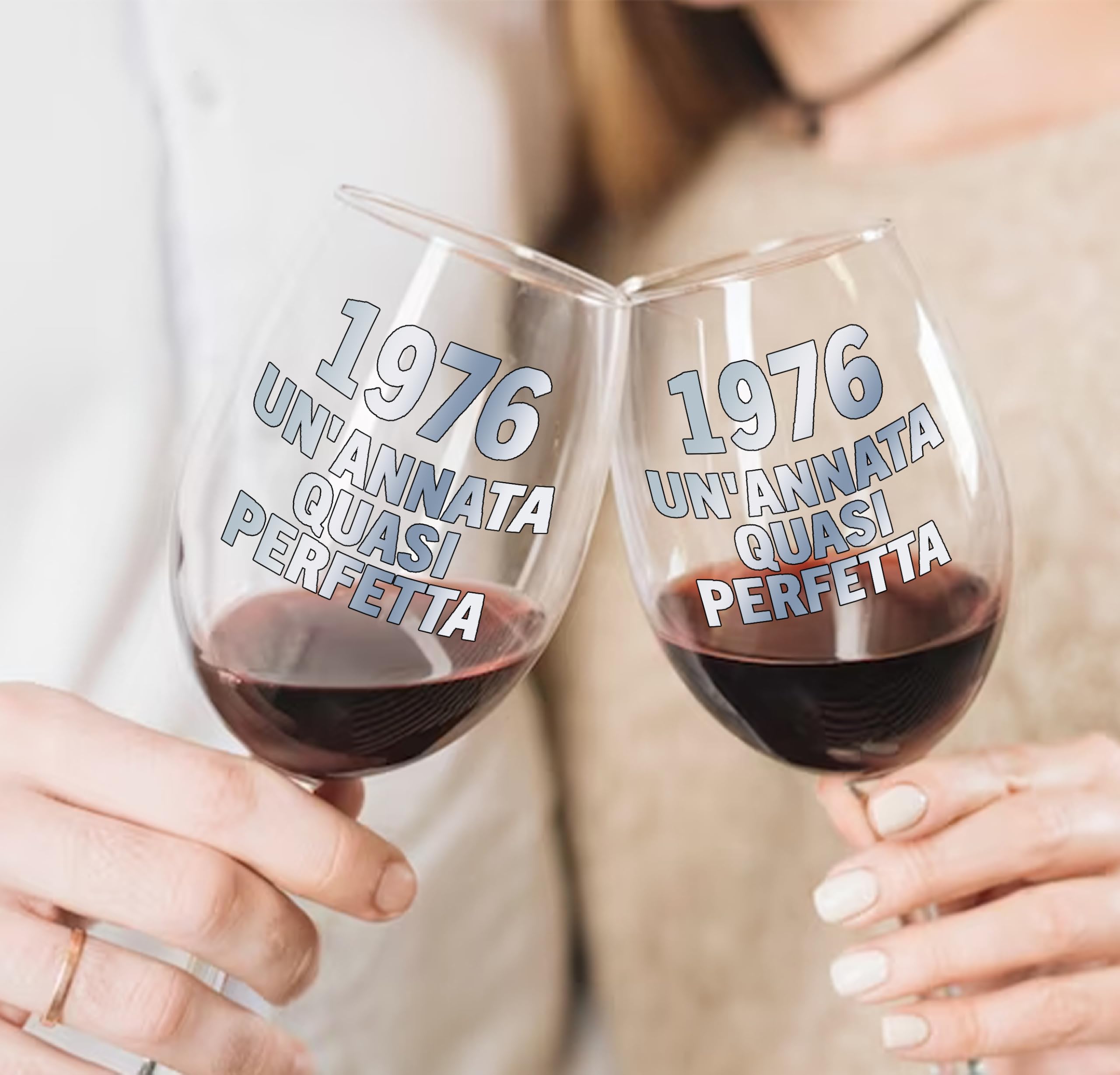 Calice Vino Personalizzato 50 ANNI - Bicchiere Piegato Da 440ml In Cristallino Per Compleanno 50 anni Uomo E Donna con Scatola Regalo Inclusa - Regalo Originale 1976 Un’Annata Quasi Perfetta