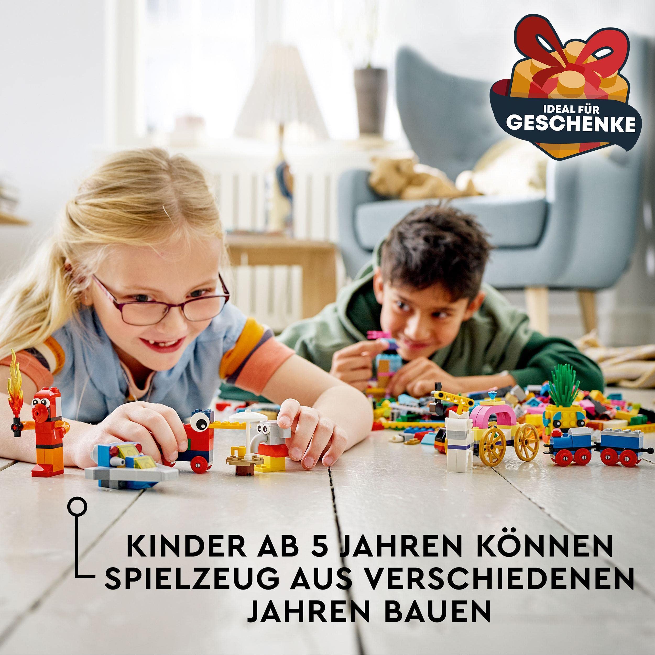 LEGO 11021 Classic 90 Jahre Spielspaß Set, Bausteine-Box mit 15 Mini-Modellen legendärer Spielzeuge, inkl. Zug und Schloss, Konstruktionsspielzeug