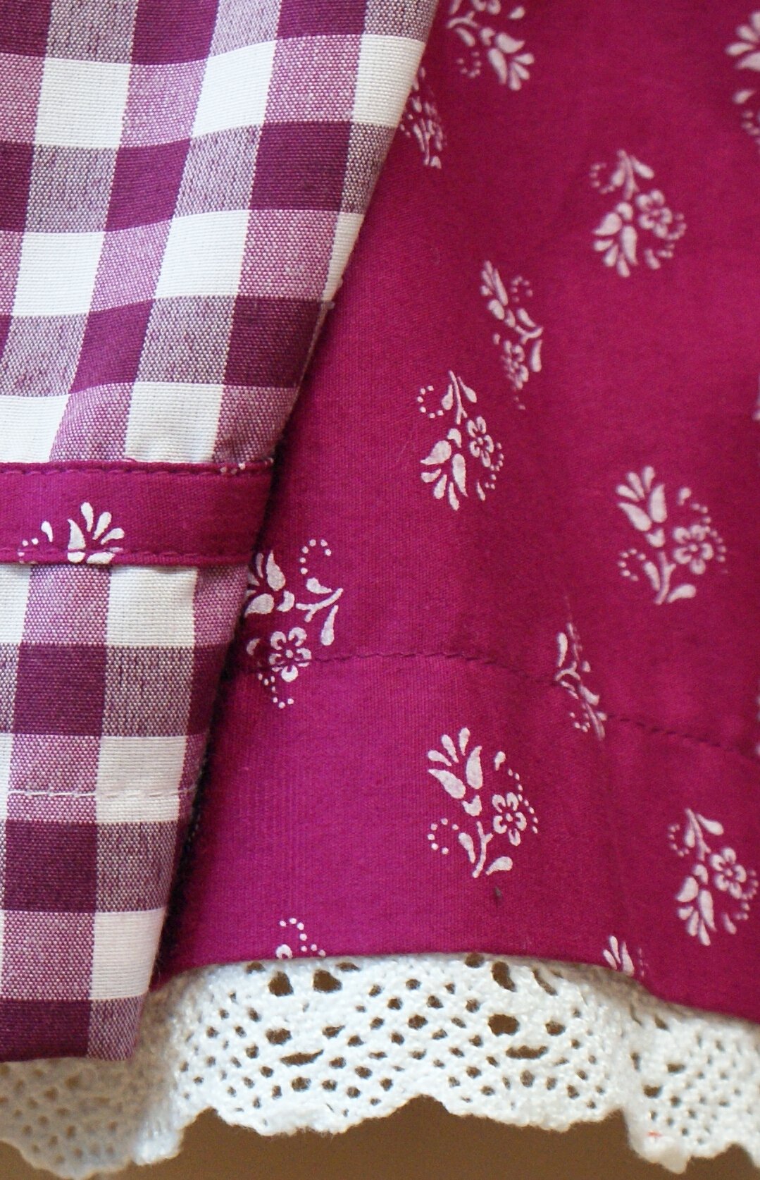 Hammerschmid Dirndl Kleid Trachtenkleid Balkonett Dirndlkleid Baumwolle Spitzen Brust-Schnürung Baumwolldirndl pink Fuchsia waschbar Streublumen mit Karo-Schürze pflegeleicht