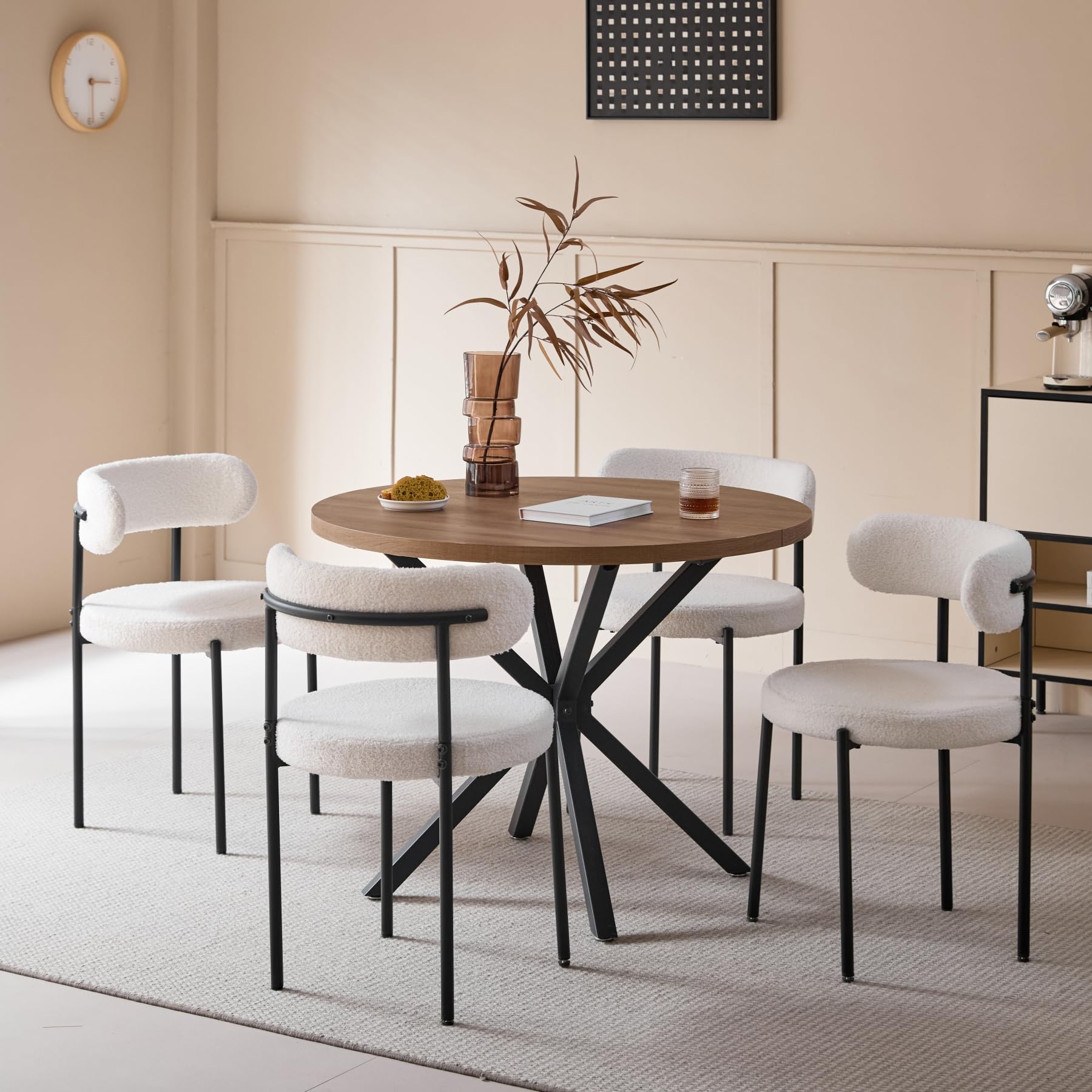 Essgruppe, Runder Esstisch (100 cm) + 4 Esszimmerstühle aus Lammfell-Imitat — Bietet Platz für 4–6 Personen (Dunkelbraun + Weiß)