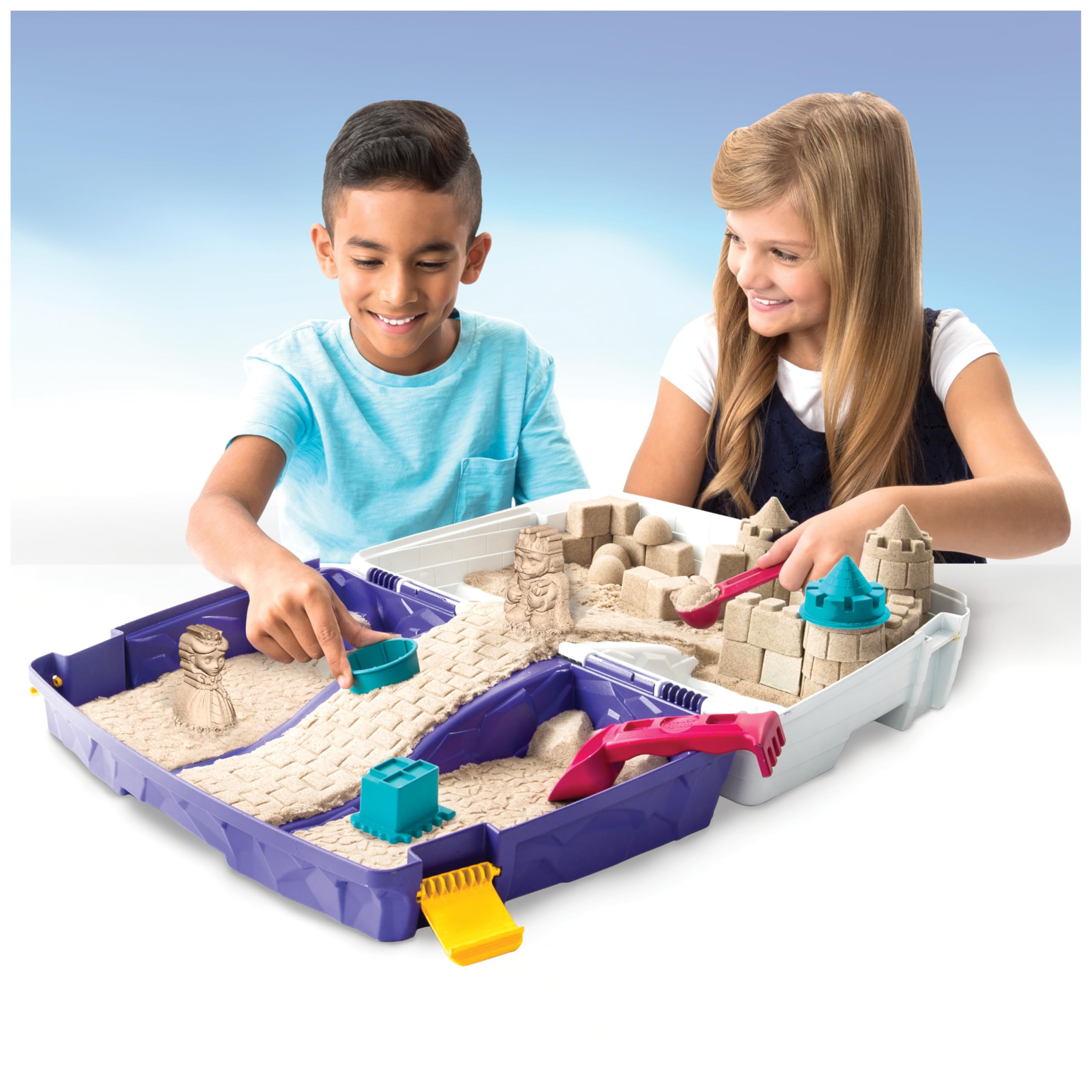 Kinetic Sand Valigetta Sempre con Te Sabbia cinetica 900gr Sabbia magica Sabbia colorata marrone 5 formine e 2 accessori Giocattoli per bambini e bambine 3 anni