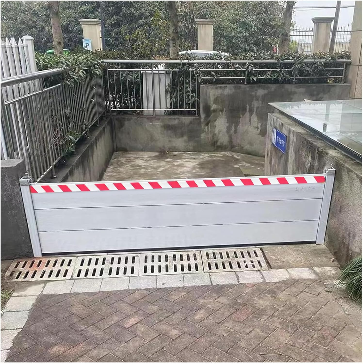 Aluminum Alloy Flood Barrier 136cm Heavy Rain Resistant Water Retaining Plate Suitable for Garage, Basement, Front Door, Driveway(Outside,136 * 20cm)