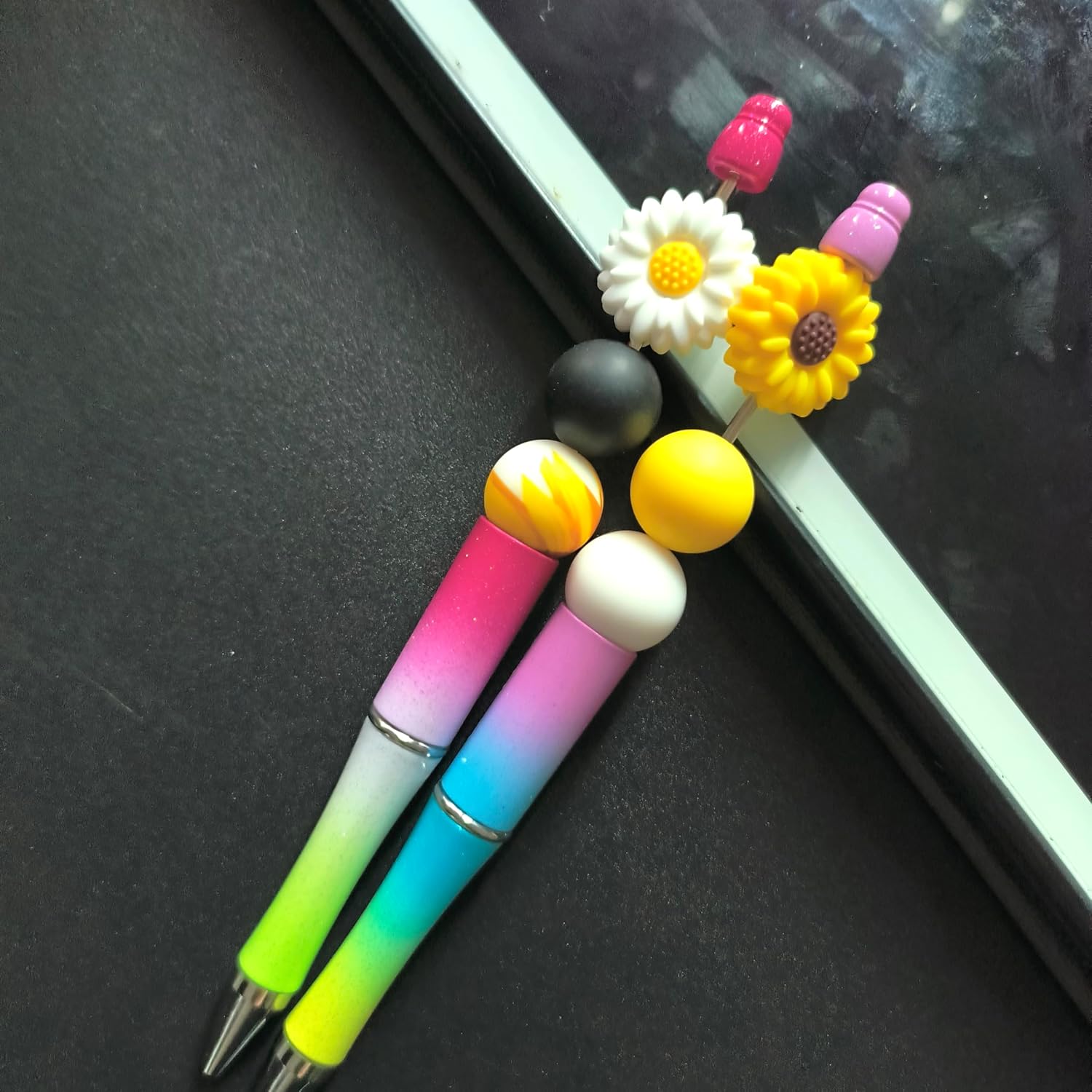 84Pcs Sunflower Silicone Beads Set 15mm Round Silicone Beads Bulk Yellow Black White Silicone Focal Beads Daisy Flower DIY Crafts Loose Spacer Beads for Pens Keychain Bracelet Necklace Lanyard Making