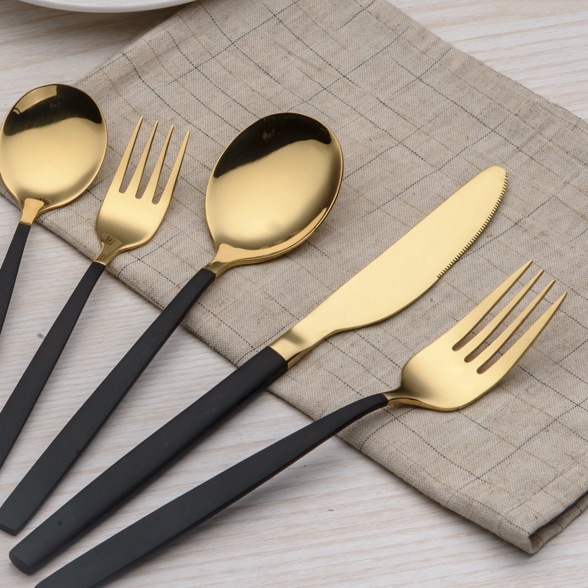 Berglander Set di Posate 30 Pezzi Titanio Nero e Oro - Servizio per 6 Con Manico Nero e Bocca d'Oro