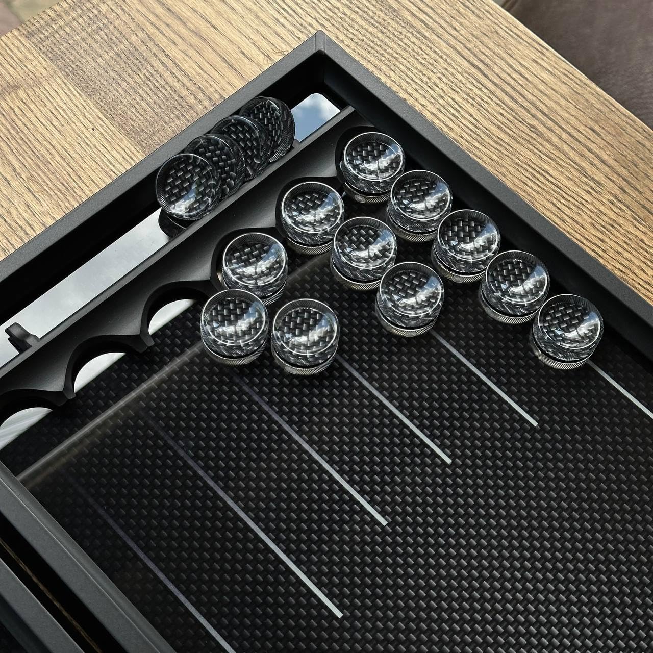 Zestaw premium do gry w backgammon z hartowanego szkła o wyglądzie karbonowym – gra planszowa z kamieniami epoksydowymi – prezent dla rodziny, przyjaciół i partnerów biznesowych