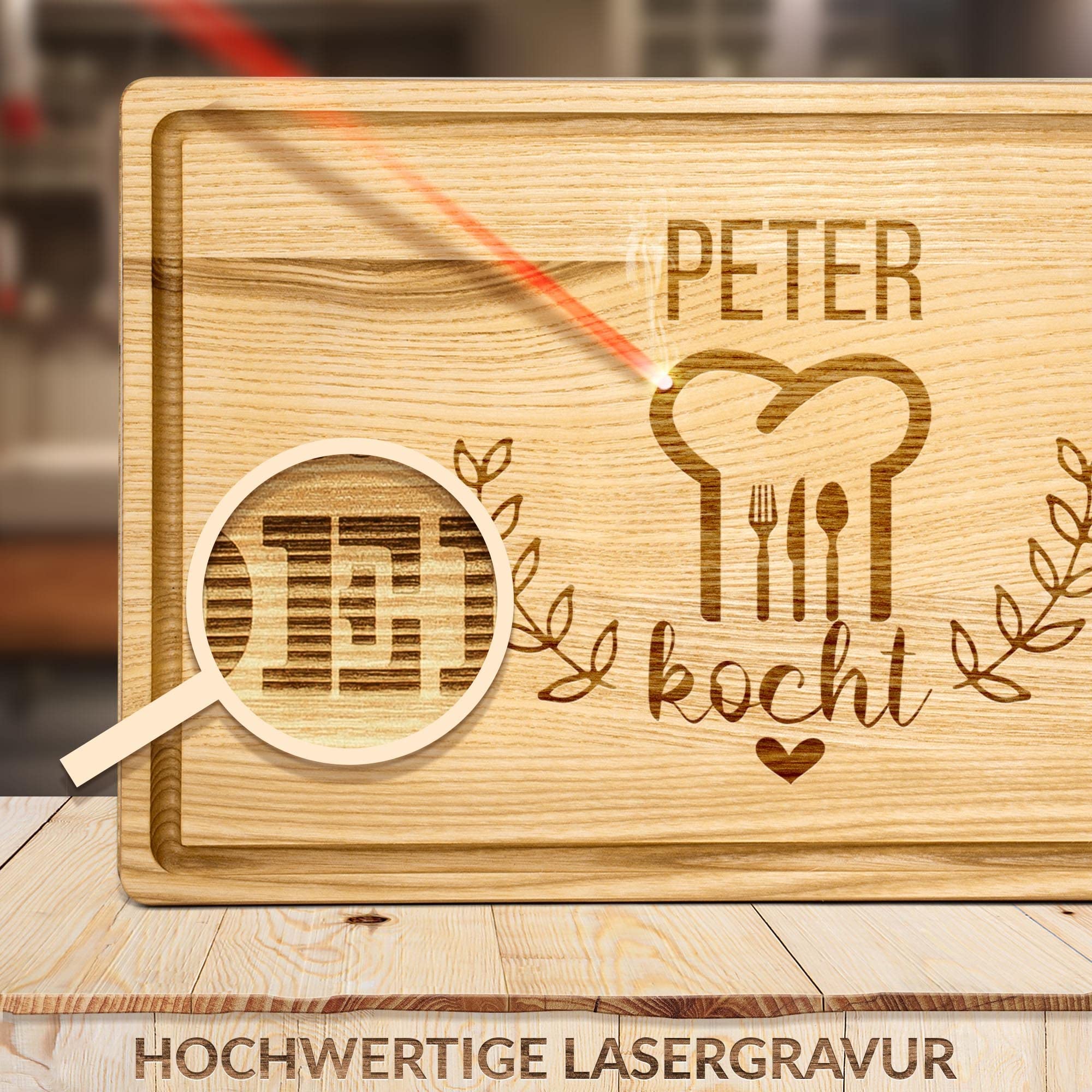 Großes Holzbrett mit Gravur - Schneidebrett personalisiert - Hier kocht - Geschenk für Hobbyköche | Eschenholz, 40 x 25 x 2 cm, personalisiertes Geschenk mit Gravur