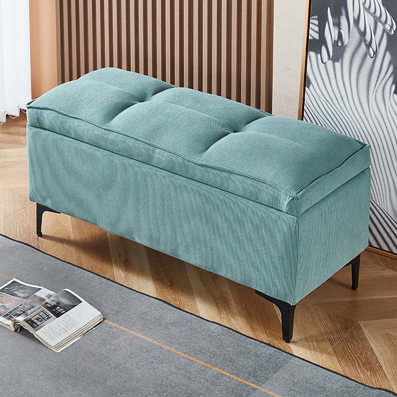 Banc de rangement en velours cyan pour créer un coin lecture cosy dans le salon