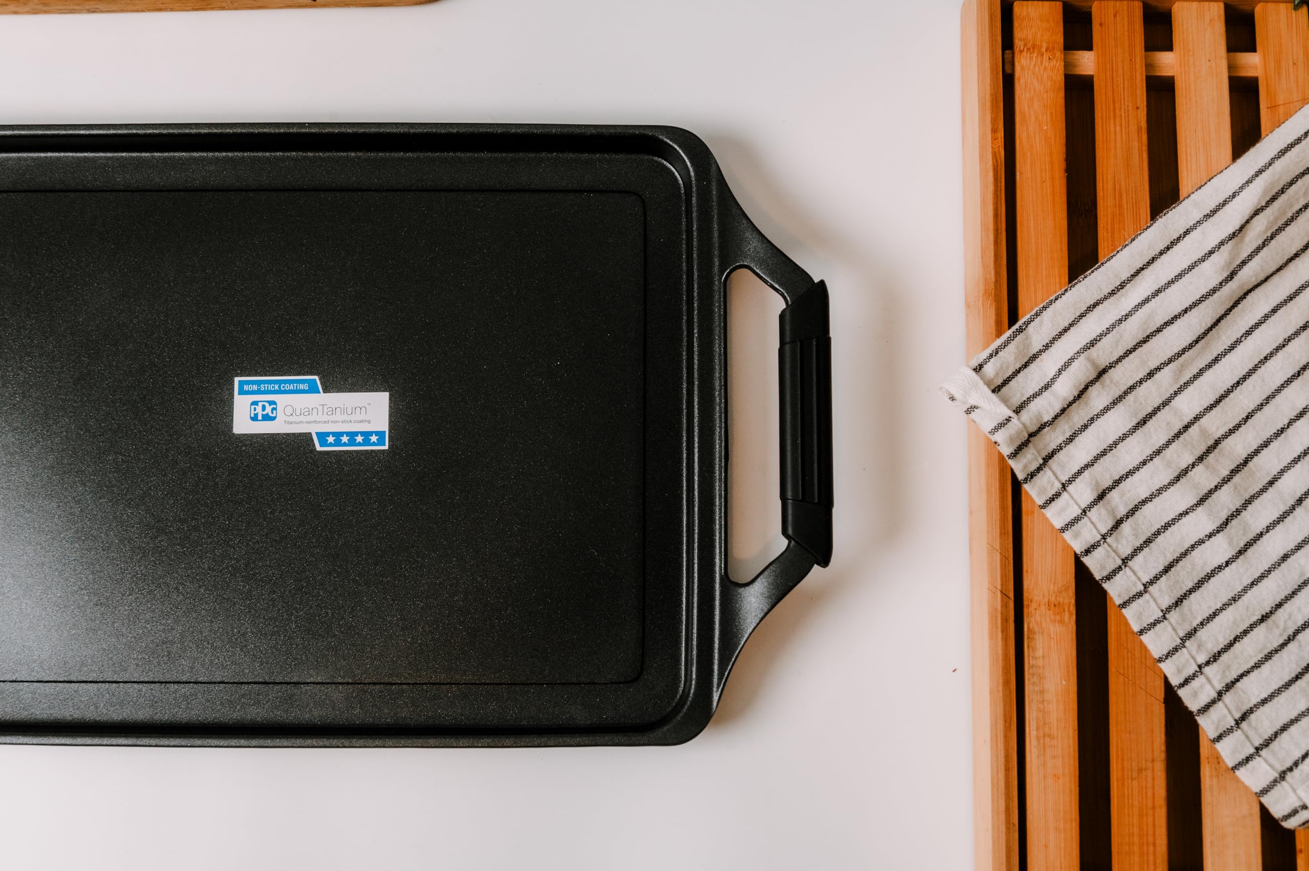 Nerthus FIH 1571 plancha asador de aluminio fundido con revestimiento antiadherente quantanium de ppg compatible con inducción, gas y vitrocerámica asas con silicona desmontables 43 cm