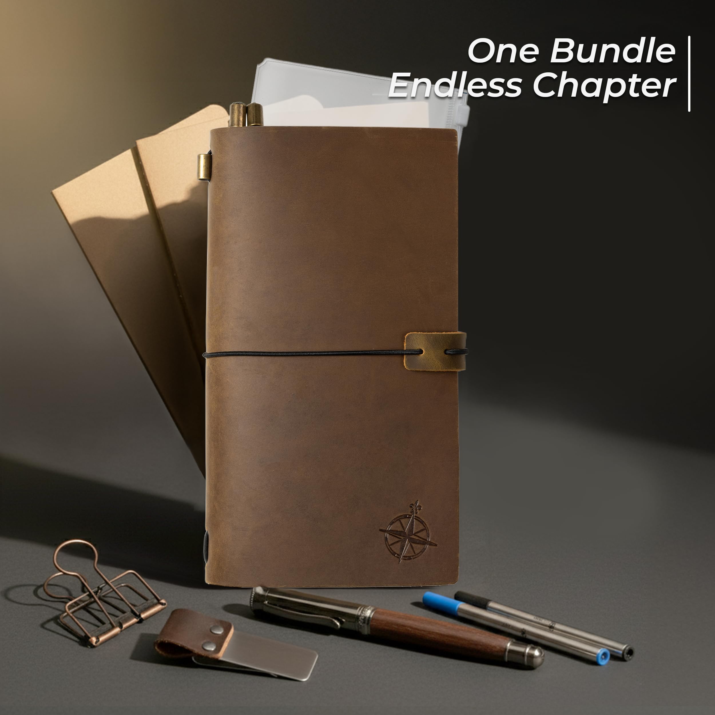 WANDERINGS Cuaderno de Viaje Tamaño Regular/Diario de Cuero Genuino -11,5 x 22cm - Incluye un Portabolígrafos, con un Bolígrafo, 2 Recambios de Tinta Extra, Carpeta de PVC y un Clip Sujetapapeles