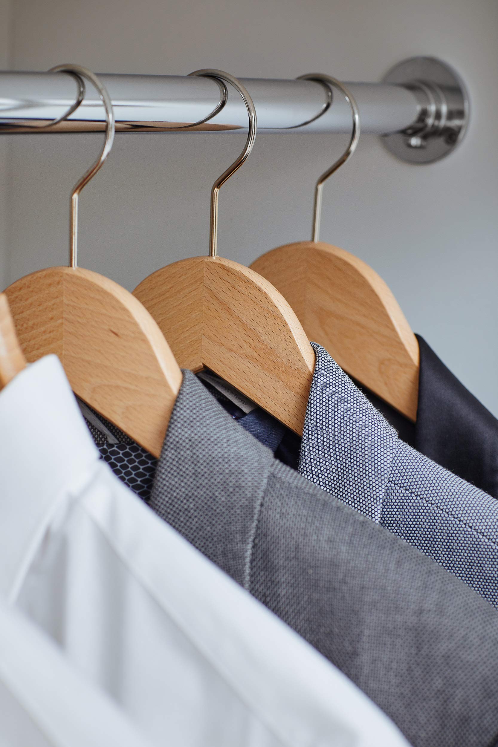 MAWA 10 Stück Anzugbügel Business RFS mit Steg, Hemden, Blusen, Jacketts, Umweltfreundlich, FSC® Zertifiziert, Buche, 360° Drehbar, 45 cm, Schwarz Lackiert