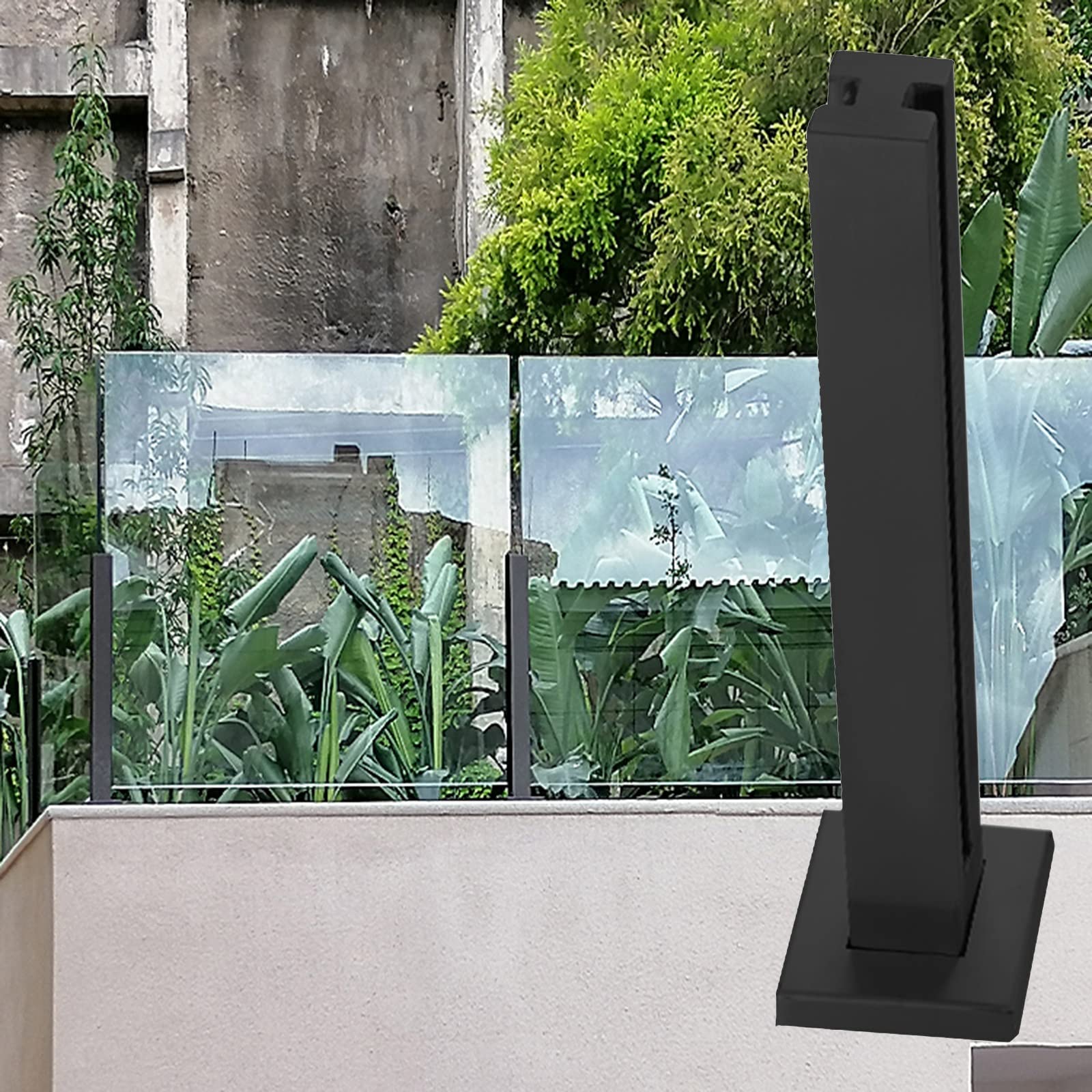 Postes de barandilla negra para vallas de escalera en jardín