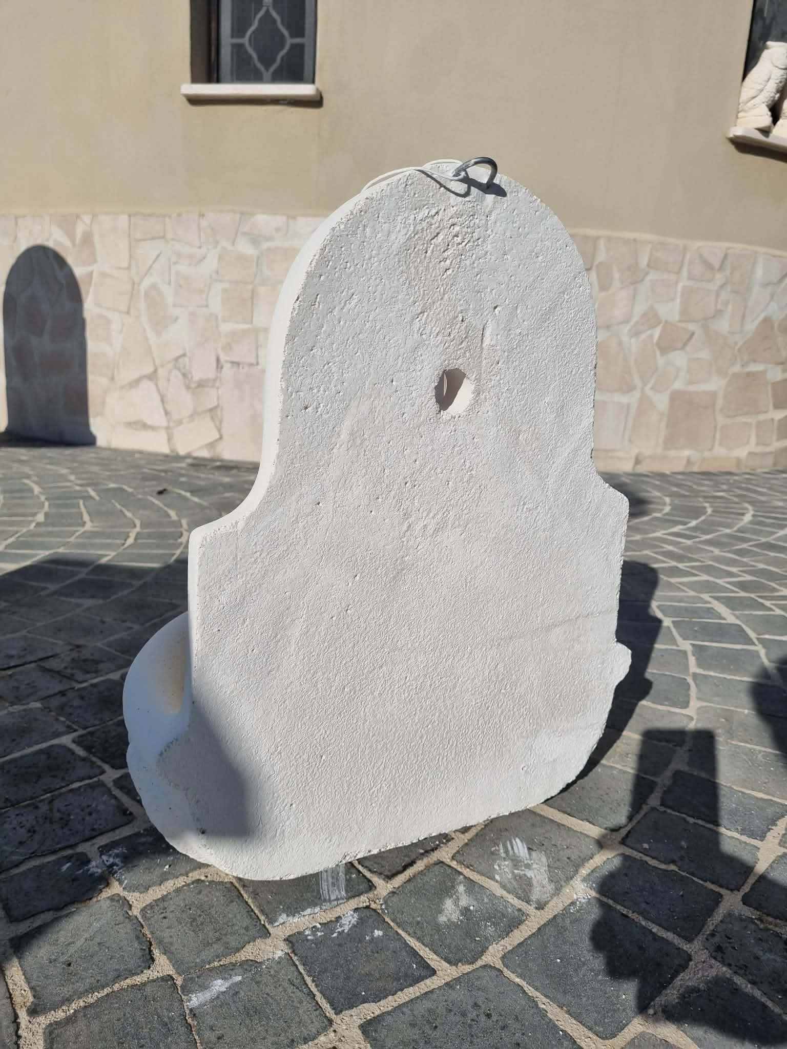 MONDO ARTISTICA Fontana da Parete Sospesa per Giardino, Cemento Bianco e Polvere di Marmo, Piccola, Per esterno altezza 48 cm