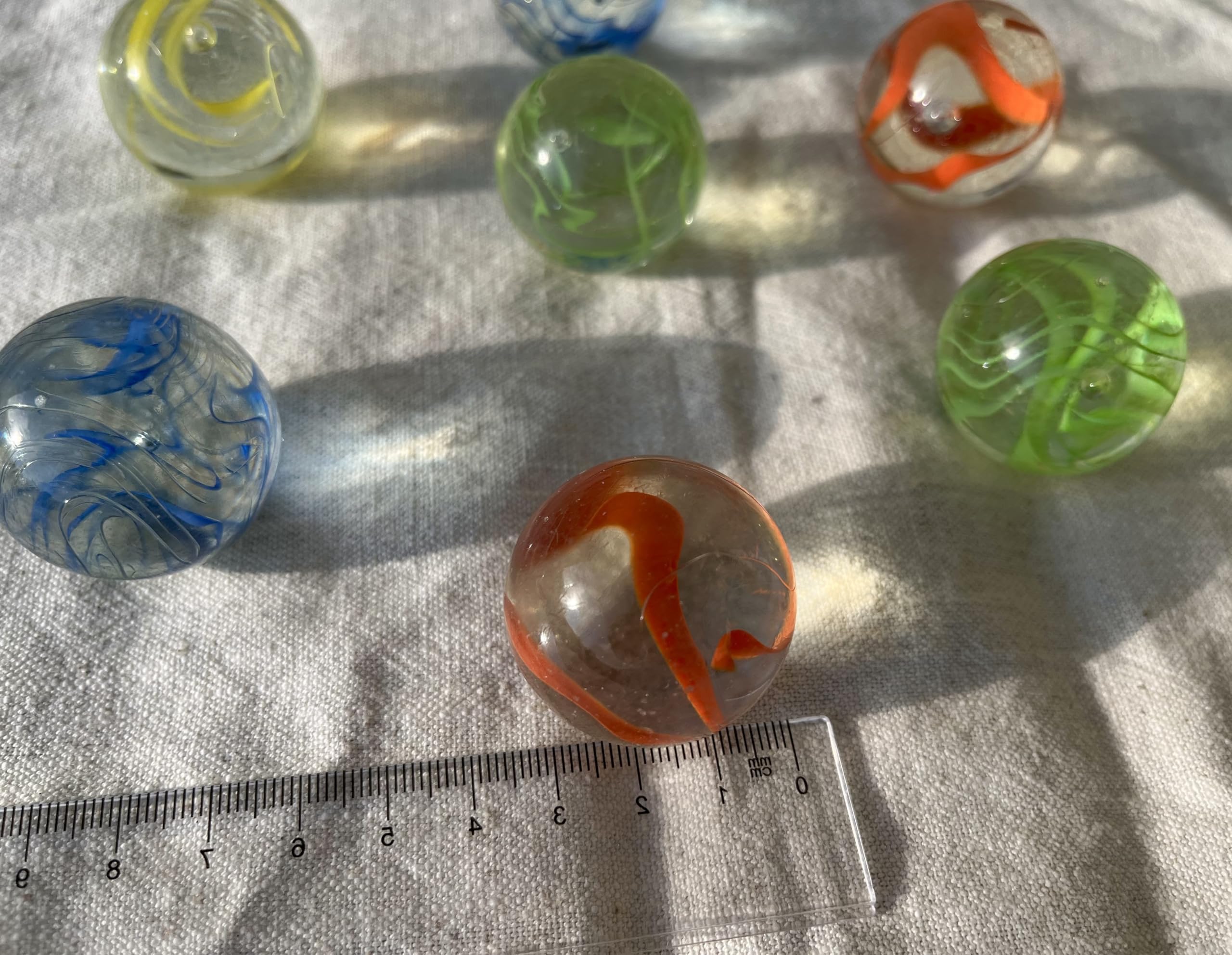 FAIRY TAIL & GLITZER FEE 7 Große Glaskugeln 35mm Bunt Rot Grün Blau Gelb Murmeln Groß Murmel Dekokugeln Kugelbahn Pflanzendeko Glas Kugel Garten Deko