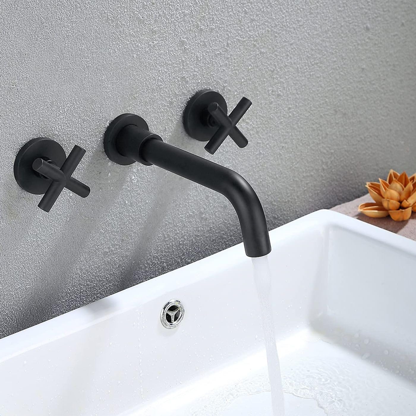 Robinet mural noir mat pour une salle de bain moderne et épurée au quotidien