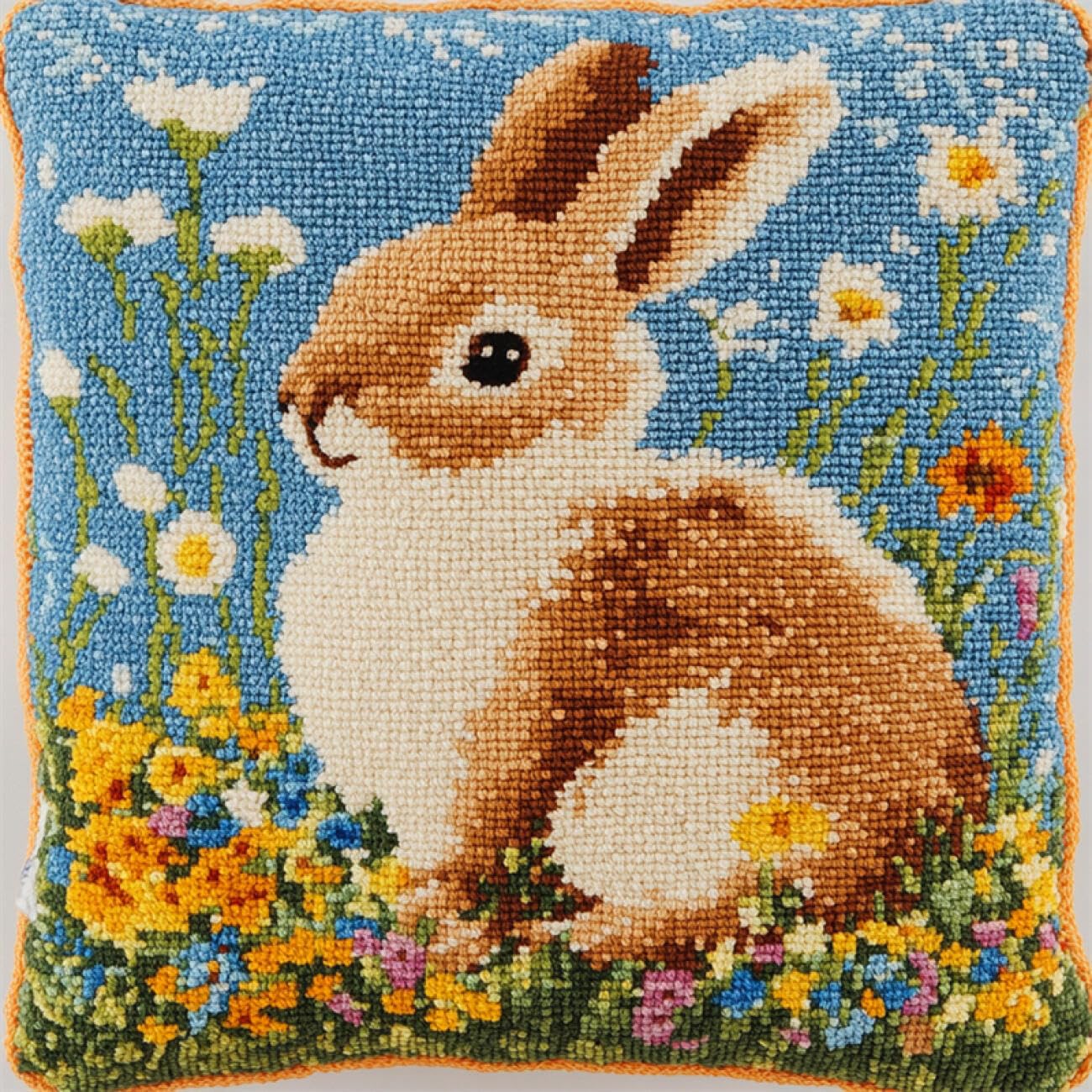 Coussin à point compté lapins fleurs pour décorer une chambre de style champêtre - 7
