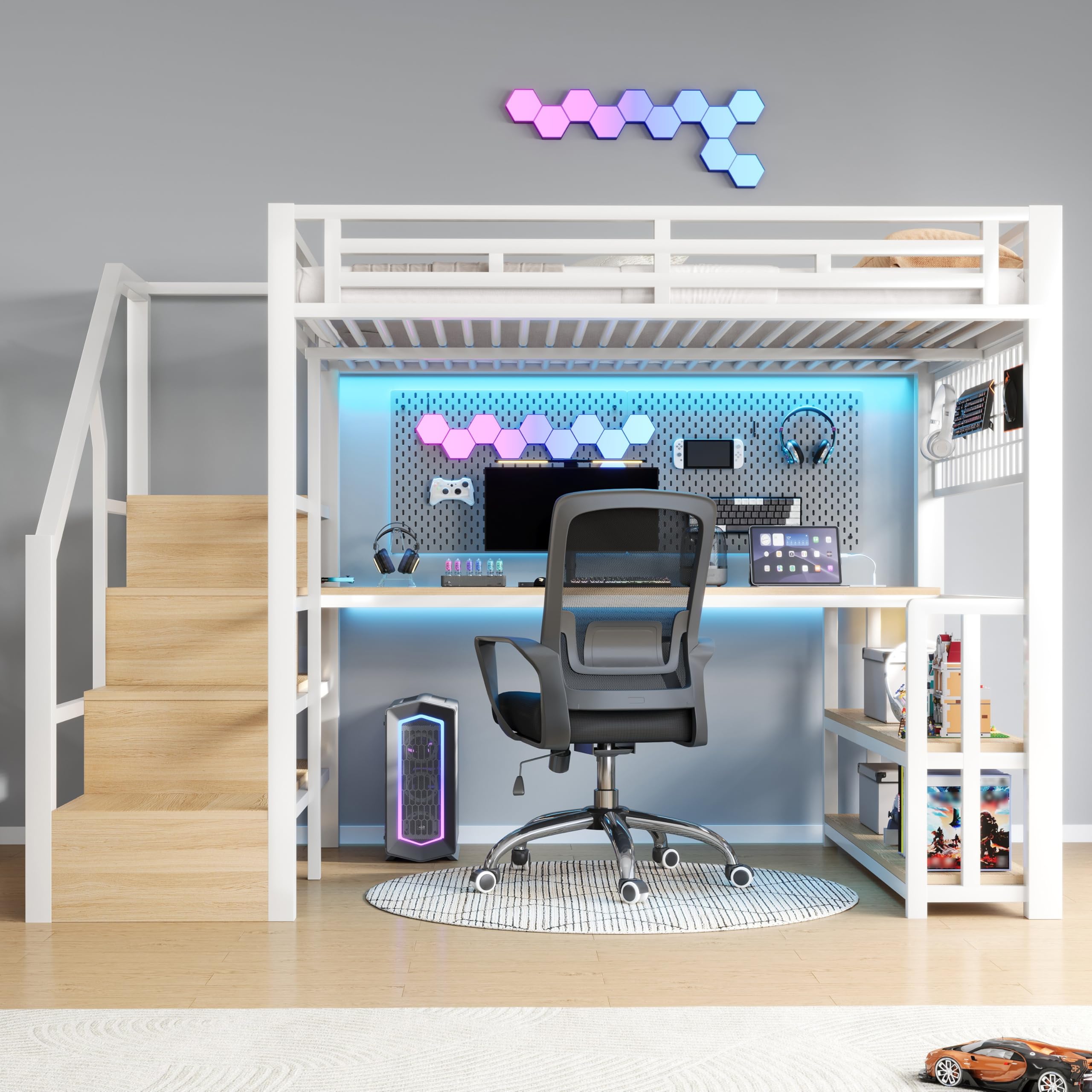Cama alta de 140 x 200 cm, marco de hierro, estante de almacenamiento, rejilla colgante, barra de luz LED, escritorio, construcción de escaleras con espacio de almacenamiento, con 2 puertos USB y 1