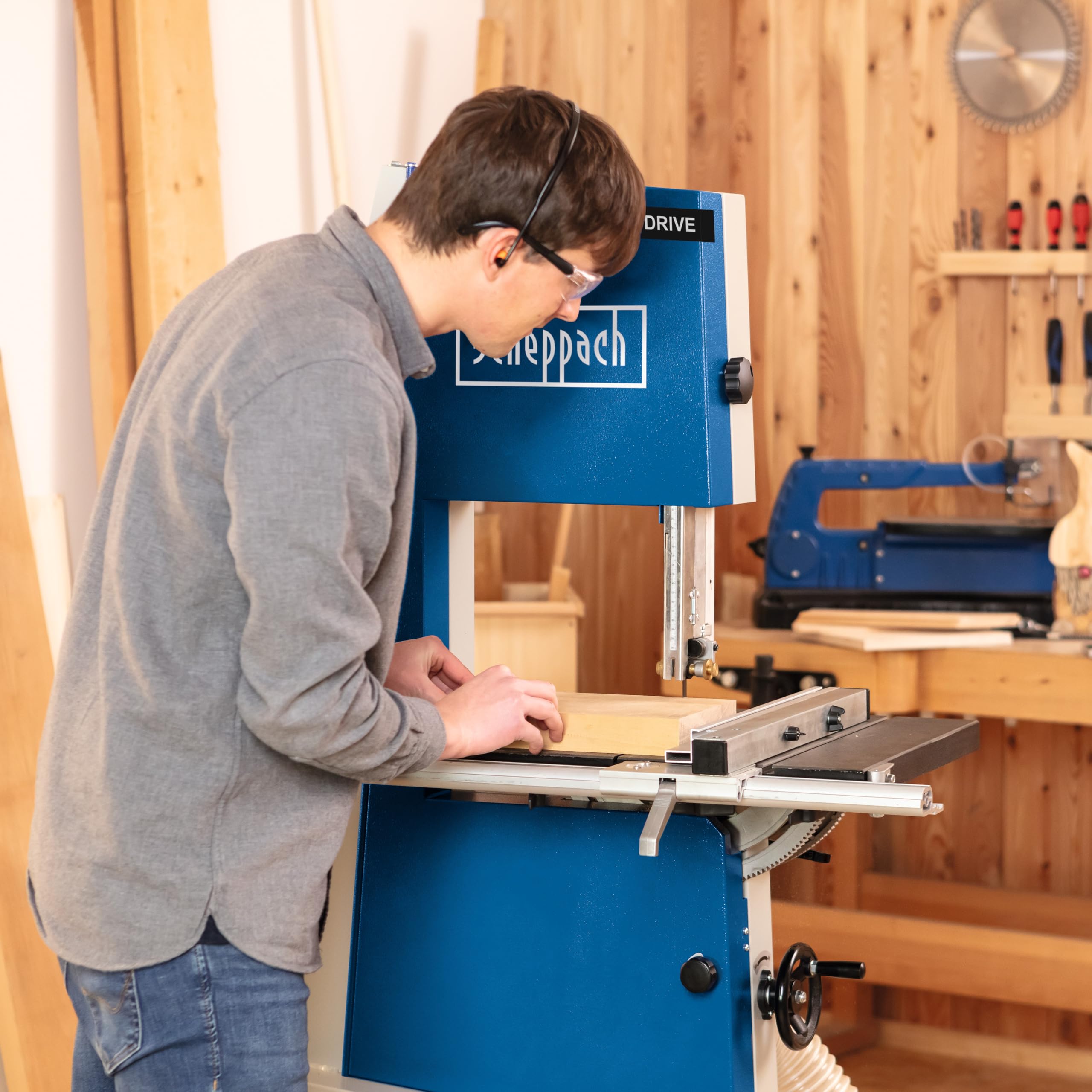 Scheppach Scie à ruban Basa 3 | 800W | 400V | Vitesse de coupe : 370-750m/min | Hauteur de coupe maxi : 205 mm | Largeur de passage : 306 mm | Table 45°| Gabarit de coupe transversale & support inclus