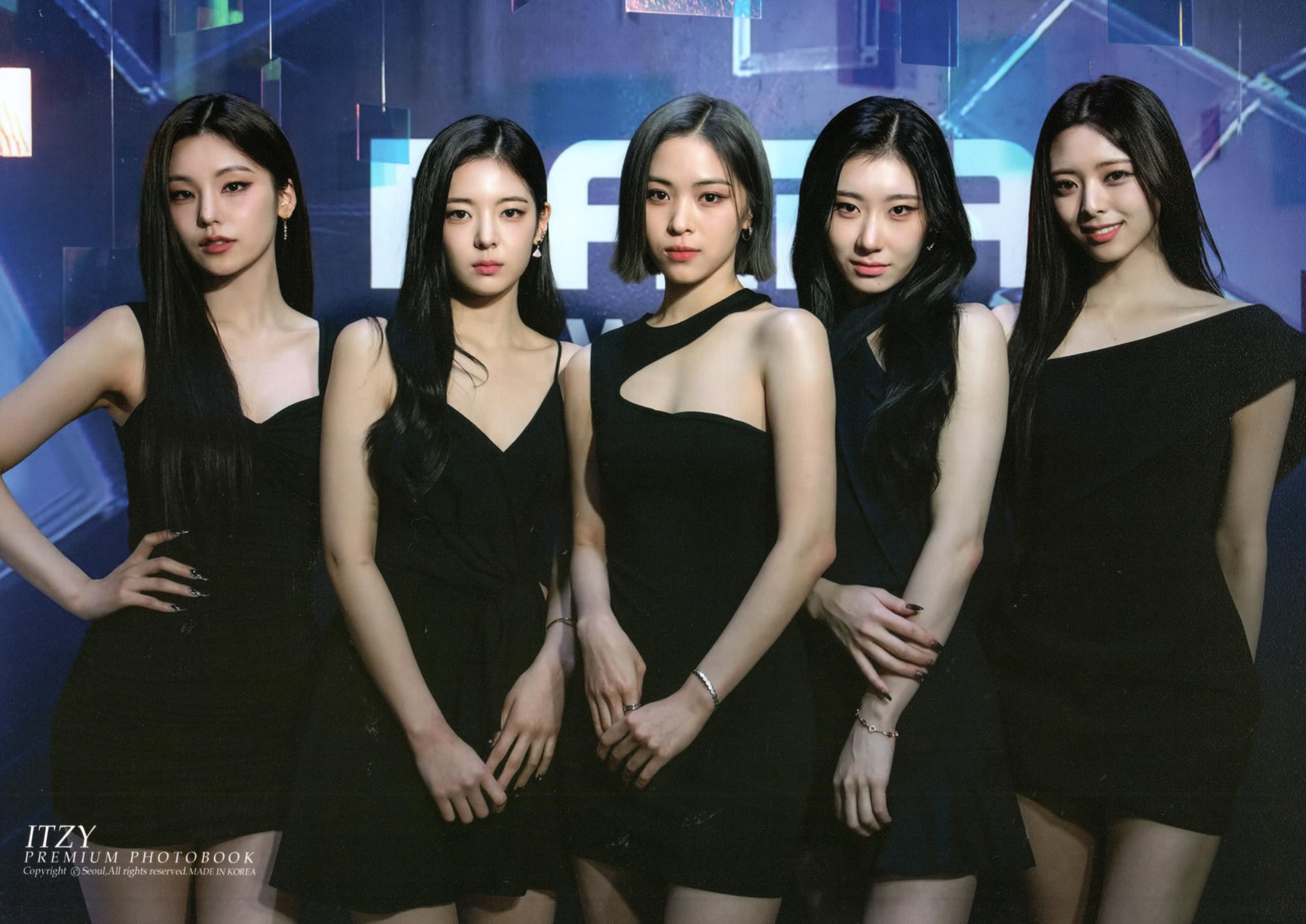 Amazon.co.jp: ITZY イッチ グッズ 写真集 Premium Photo Book 大型