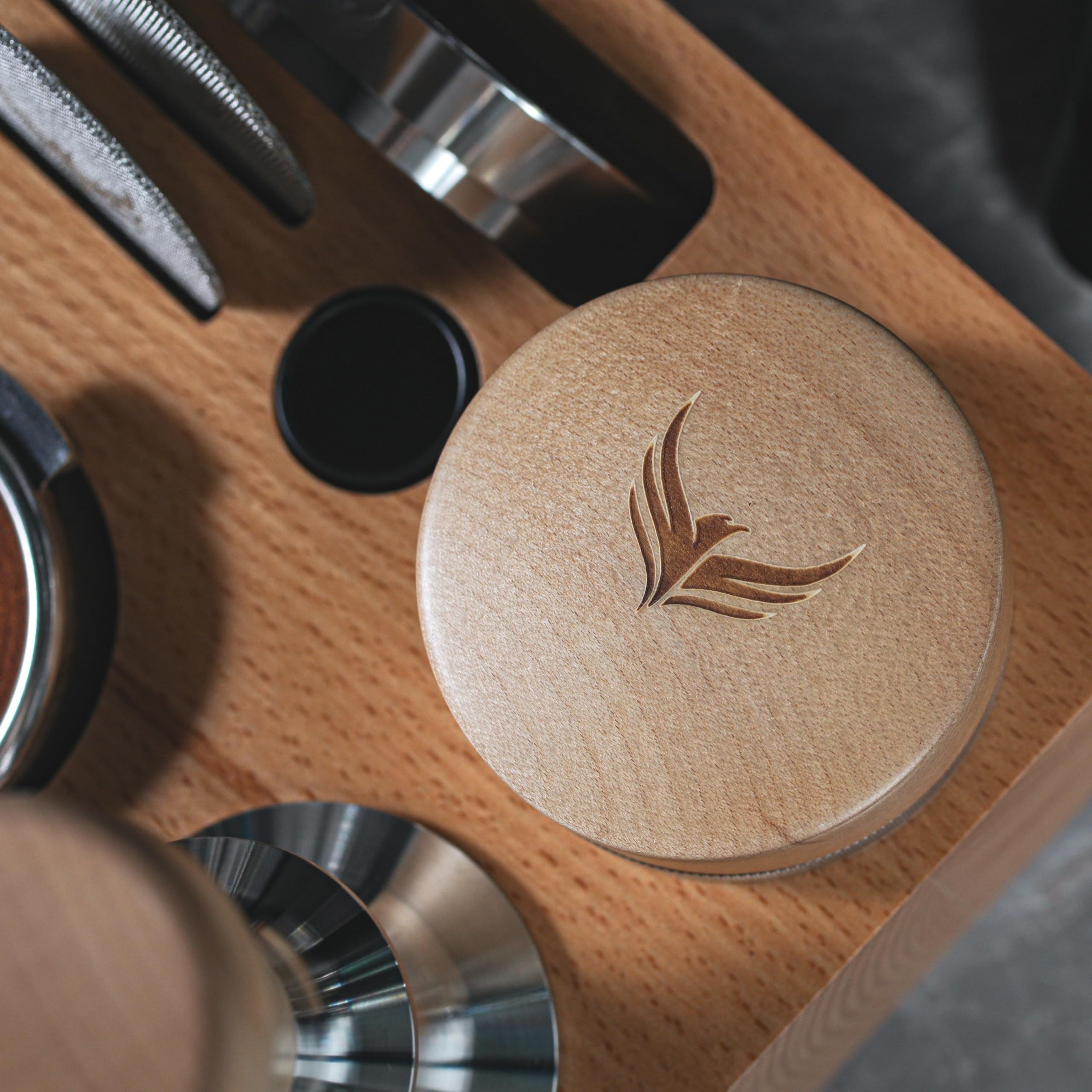 Siebträger Zubehör Set 54mm für Sage Ahorn & Buche – Bodenloser Siebträger, Kalibrierter Tamper, Tamperstation, WDT Tool & Kaffee-Verteiler Für Sage Barista Express, Pro, Touch & Bambino Plus