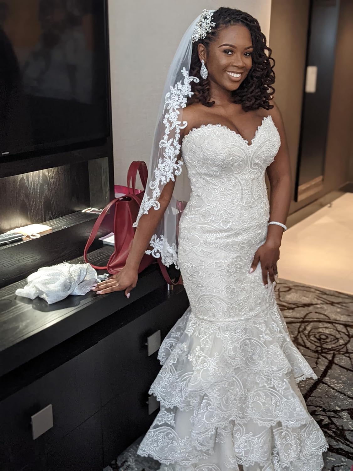 Fingertip Length Lace Edge Wedding Bridal Veil with Comb for Brides