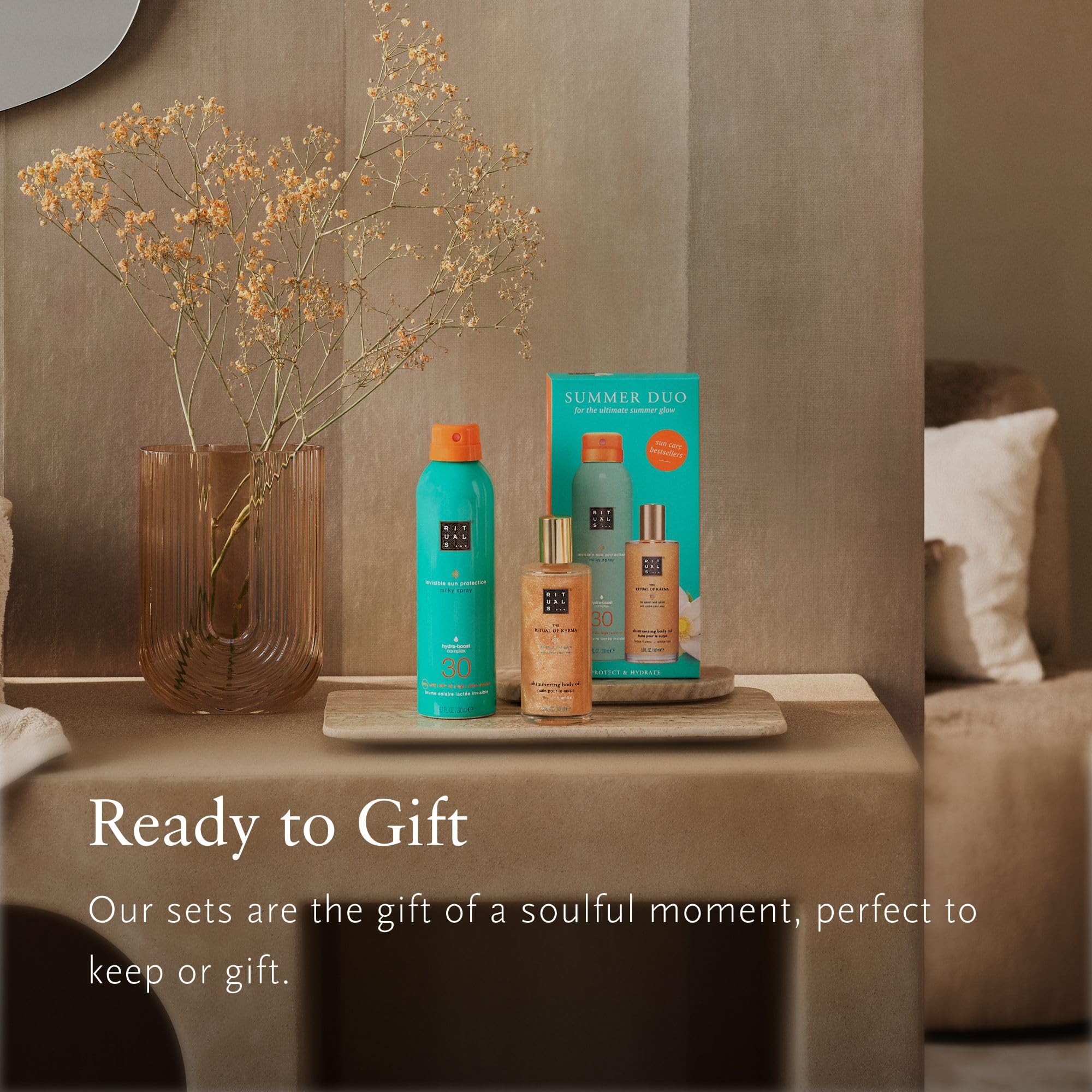 Rituals The Ritual of Karma Summer Duo – Spray de crema solar SPF 30 y aceite corporal brillante – Set de regalo con aroma de loto y té blanco