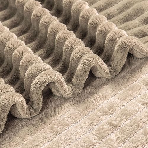 Miniatura 4 de BNuitland Manta de franela color camello claro (50 x 70 pulgadas) con bolsa de almacenamiento, manta de sofá de forro polar súper suave de 300 GSM