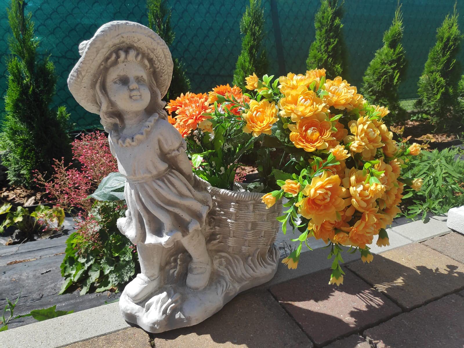 Ornamento da Giardino in Pietra, Statuetta Vintage di Greta con Vaso di Fiori