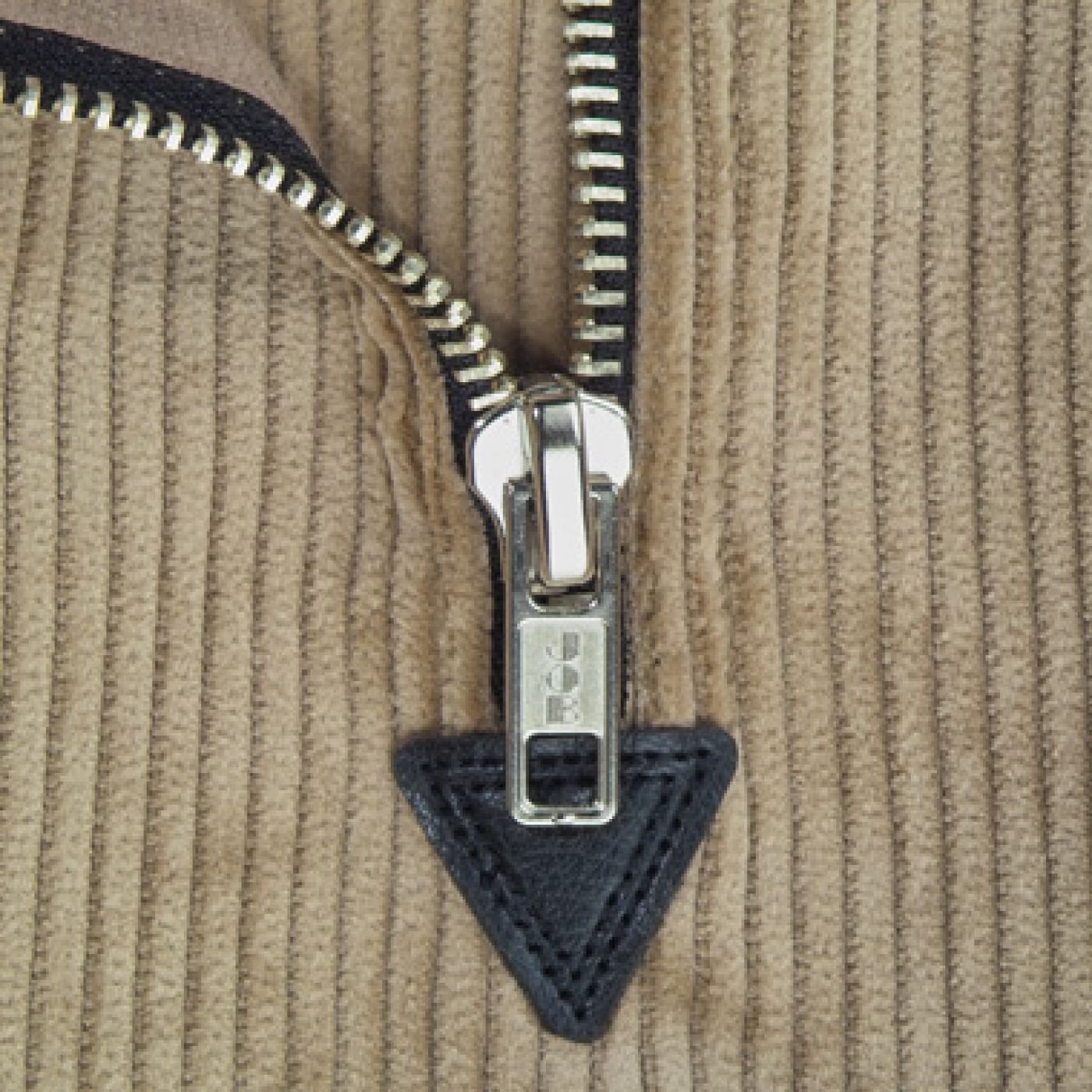 Zunfthose aus Trenkercord mörtel mit Kniepolstertaschen, JOB Grösse 114