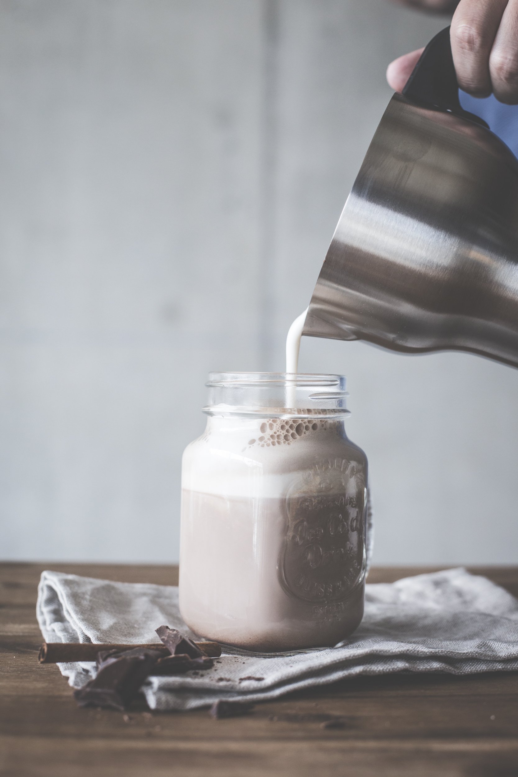 GASTROBACK Design Milk and Chocolate Advanced, 650 Watt Induktion-Milchaufschäumer für 1 Liter Milchschaum, heiße Schokolade, Milchaufschäumer elektrisch, schwarz/Silver