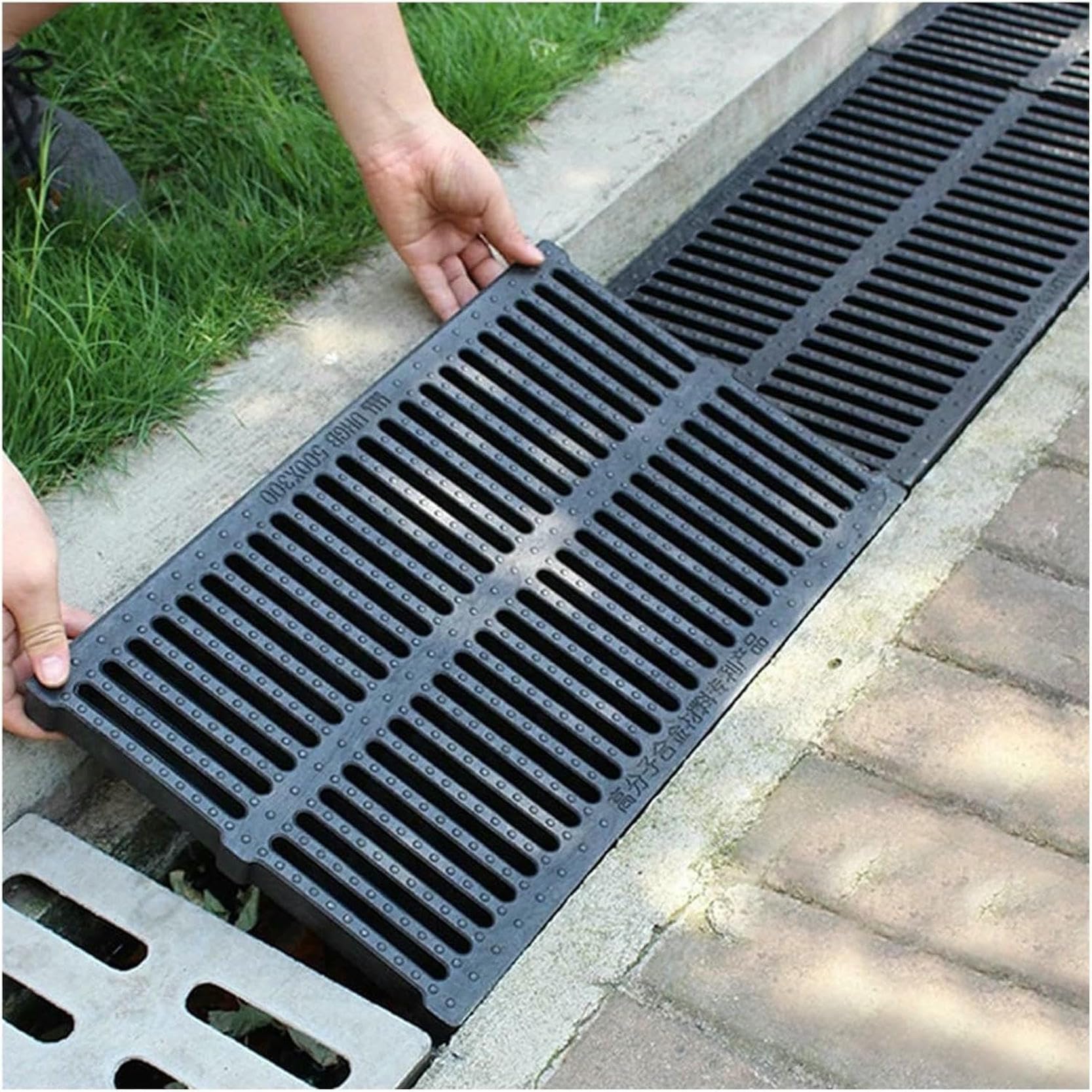 Grille de drainage caniveau résine robuste pour remplacer les grilles rouillées cassées
