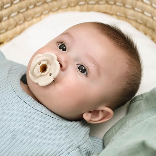 Miniatura 5 de Moonkie Juego de 2 chupetes  Chupetes de bebé con diseño de una pieza con grandes agujeros de aire, silicona sin BPA, seguros para bebés de 0 a 6